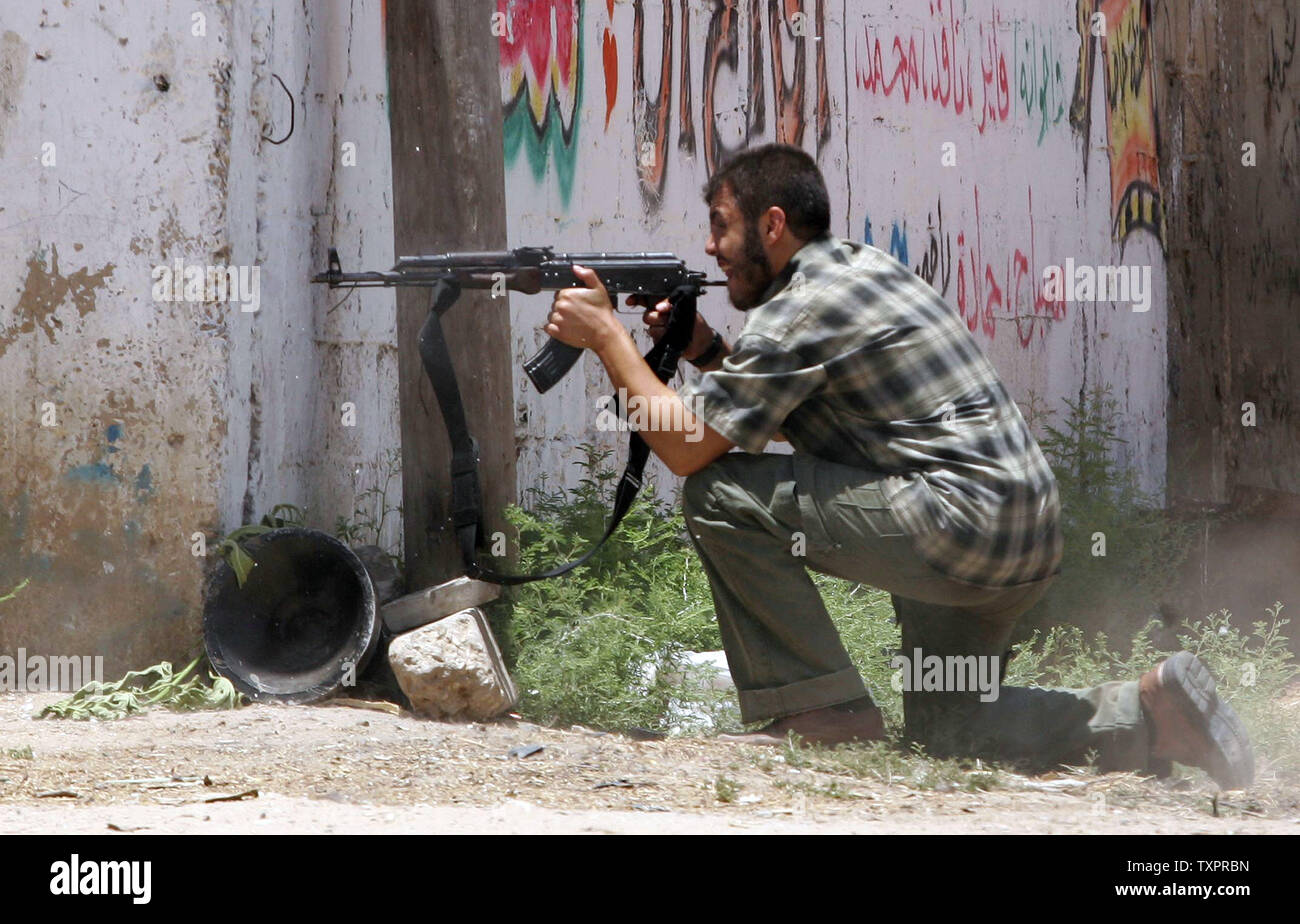 Un combattant palestinien d'Ezz El-Deen Al-Qassam l'aile militaire du mouvement de la Résistance islamique, le Hamas, les pousses vers les chars israéliens lors d'affrontements dans la ville de Gaza le 27 juin 2007. Les forces israéliennes ont tué au moins 13 Palestiniens, pour la plupart des combattants du Hamas, et environ 40 blessés au cours d'une offensive contre la bande de Gaza, a déclaré que les travailleurs médicaux. (Photo d'UPI/Ismael Mohamad) Banque D'Images