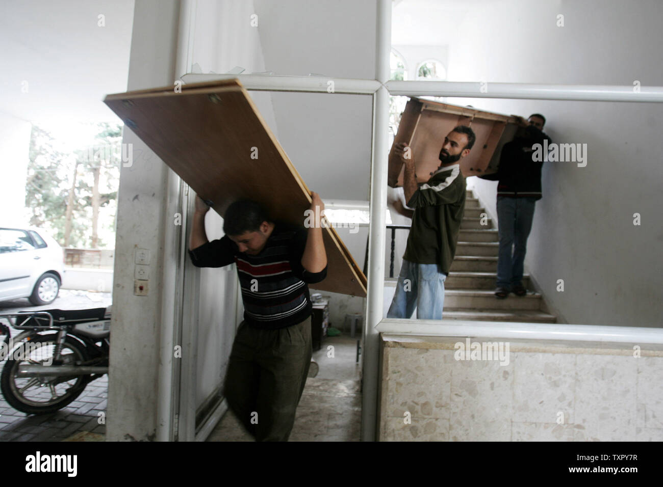 Palestiniens retirer les débris de leur maison après le ministère des bâtiments voisins composé a été la cible d'une frappe aérienne israélienne à Gaza le 30 décembre 2008. Battu, l'aviation à Gaza pour un quatrième jour que les chars étaient là, à l'appui. Le nombre de morts palestiniens est passé à au moins 370. Les avions israéliens ont effectué des dizaines d'attaques aériennes sous le couvert de l'obscurité le Hamas sources et selon des témoins. (Photo d'UPI/Ismael Mohamad) Banque D'Images