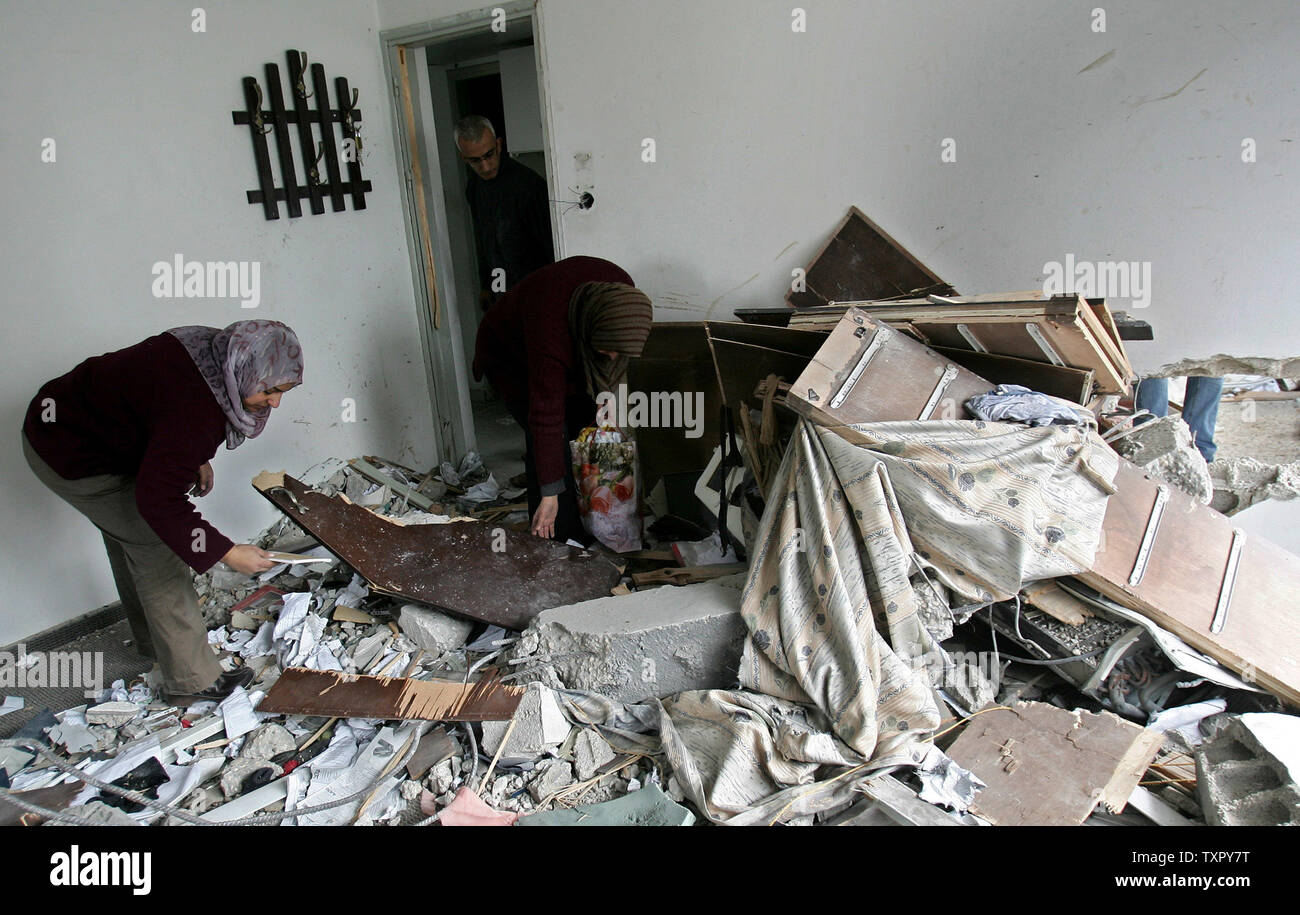 Palestiniens retirer les débris de leur maison après le ministère des bâtiments voisins composé a été la cible d'une frappe aérienne israélienne à Gaza le 30 décembre 2008. Battu, l'aviation à Gaza pour un quatrième jour que les chars étaient là, à l'appui. Le nombre de morts palestiniens est passé à au moins 370. Les avions israéliens ont effectué des dizaines d'attaques aériennes sous le couvert de l'obscurité le Hamas sources et selon des témoins. (Photo d'UPI/Ismael Mohamad) Banque D'Images