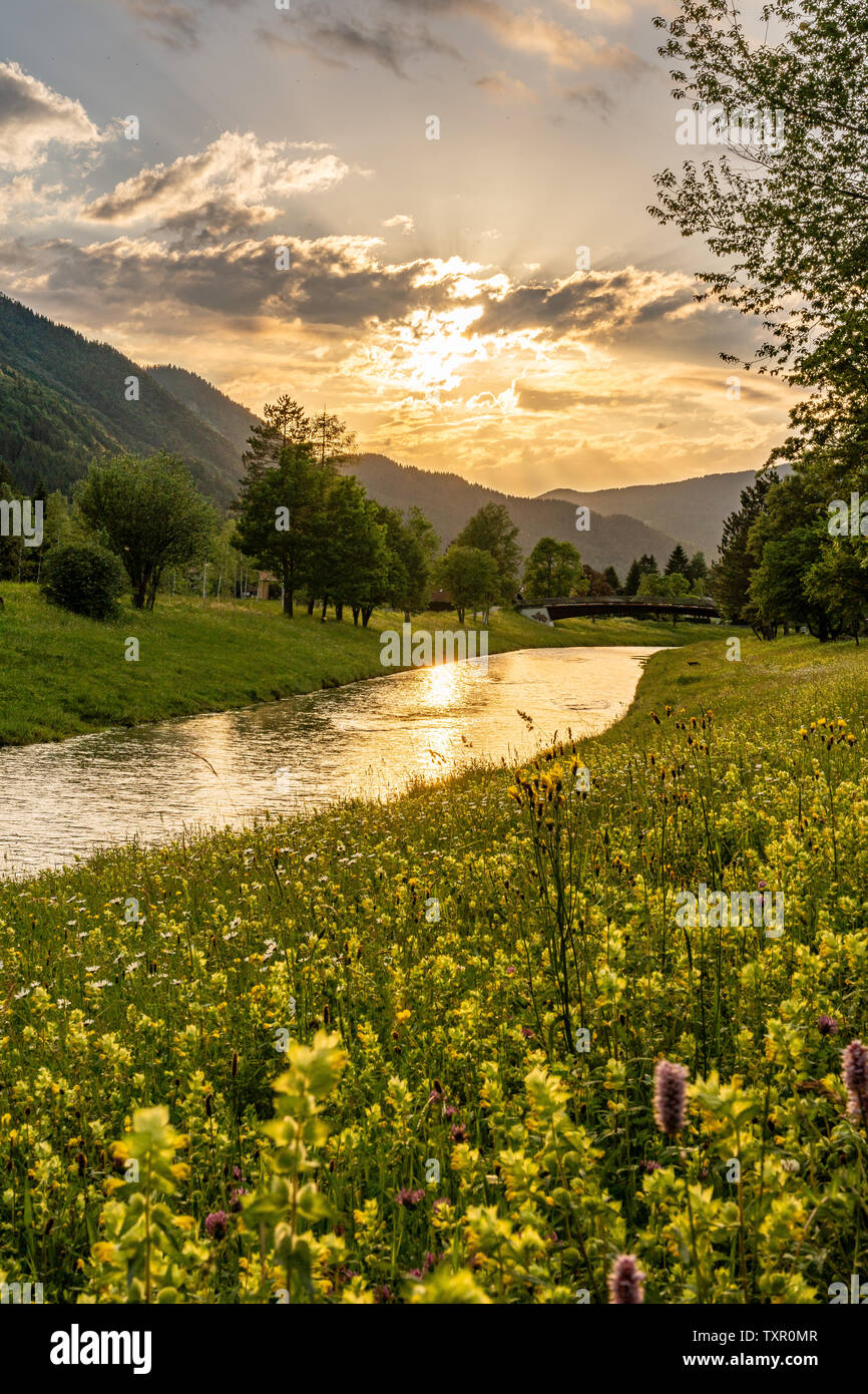 Coucher du soleil à la rivière ammer à Oberammergau, Allemagne Banque D'Images