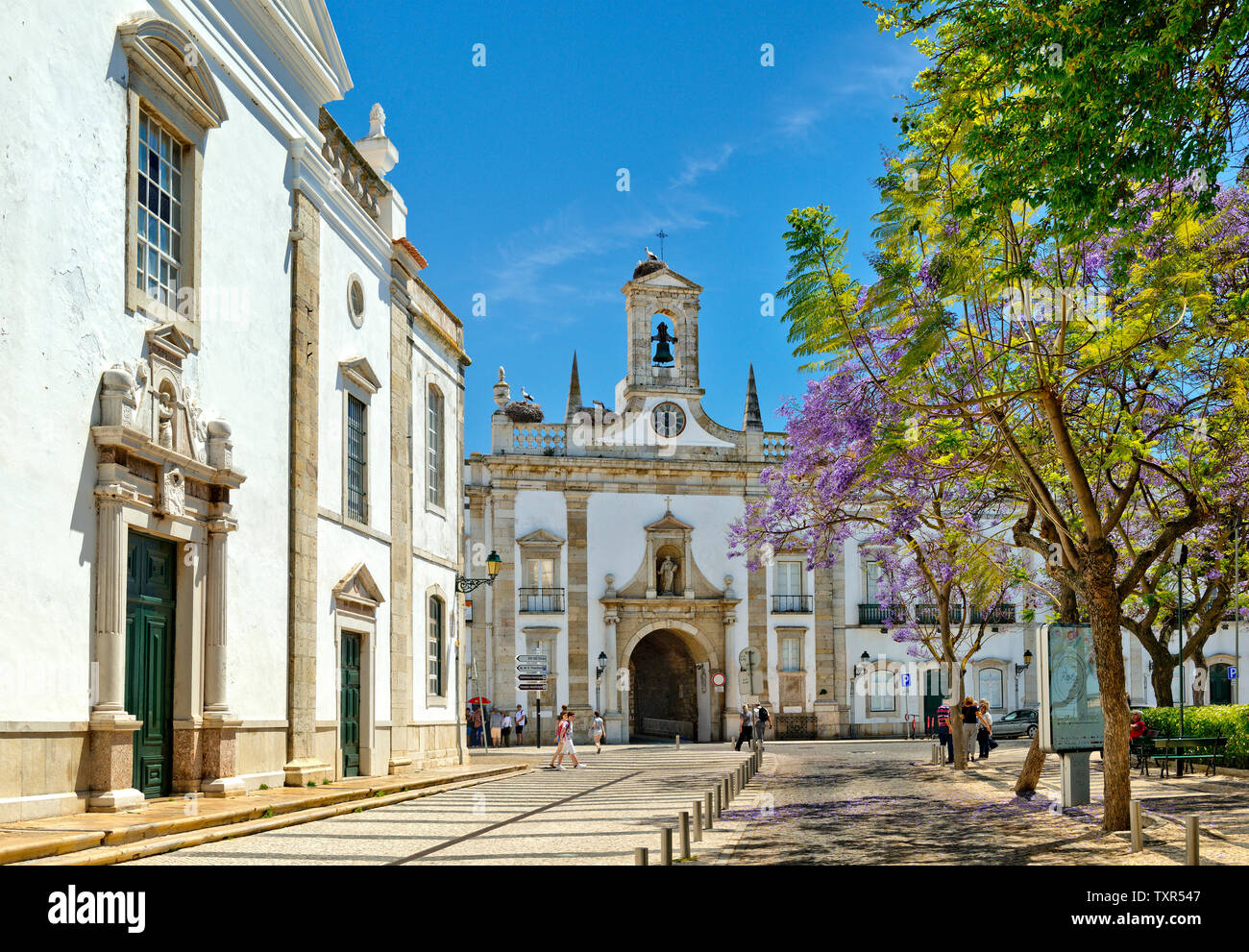 Faro, l'Arco da Vila et Igreja da Misericordia church, de l'Algarve, Portugal Banque D'Images