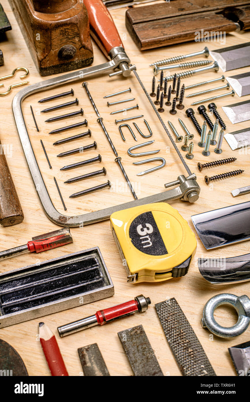 Composition de différents outils mécaniques liés à l'échange de carpenter.du vrai et utilisé des objets. Banque D'Images