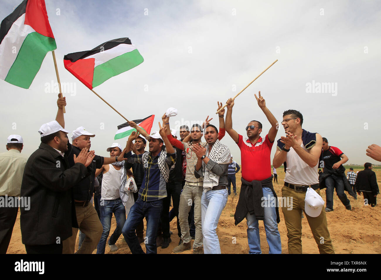 Des manifestants palestiniens crier des slogans pendant un rassemblement marquant la Journée de la terre à proximité de la frontière de Gaza avec Israël, à l'est de Rafah, le 30 mars 2013. L'armée israélienne ont tiré des balles en l'air, de briser des groupes de Palestiniens comme des rassemblements annuels jour tourné à la violence. La Journée de la terre commémore l'assassinat par les forces de sécurité de six Arabes en 1976 lors de manifestations contre les plans du gouvernement de confisquer des terres dans le nord de l'Israel's Galilée. Ismael Mohamad/UPI Banque D'Images