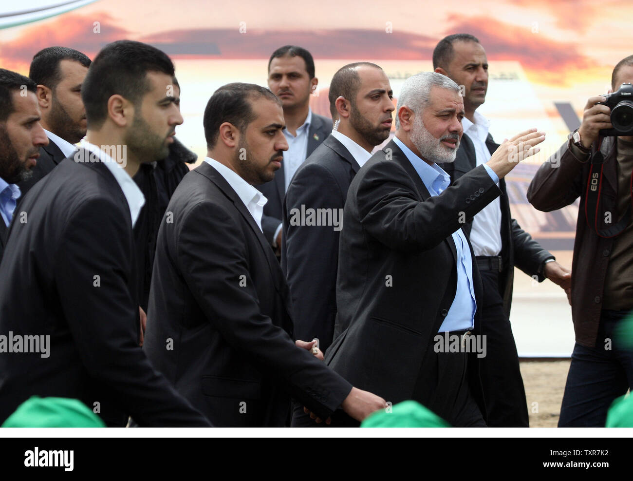 Le premier ministre du Hamas dans la bande de Gaza Ismail Haniya (R) vagues à l'auditoire au cours d'un rassemblement public marquant 10 ans depuis une frappe aérienne israélienne a tué le chef spirituel du Hamas, cheikh Ahmed Yassine, le 23 mars 2014 dans la ville de Gaza. Parlant à des dizaines de milliers de partisans, Haniya a averti Israël qu'il serait payer très cher s'il entendu son appel du ministre des affaires étrangères de réoccuper l'enclave d'essayer d'arrêter les attaques de roquettes. Ismael Mohamad/UPI Banque D'Images