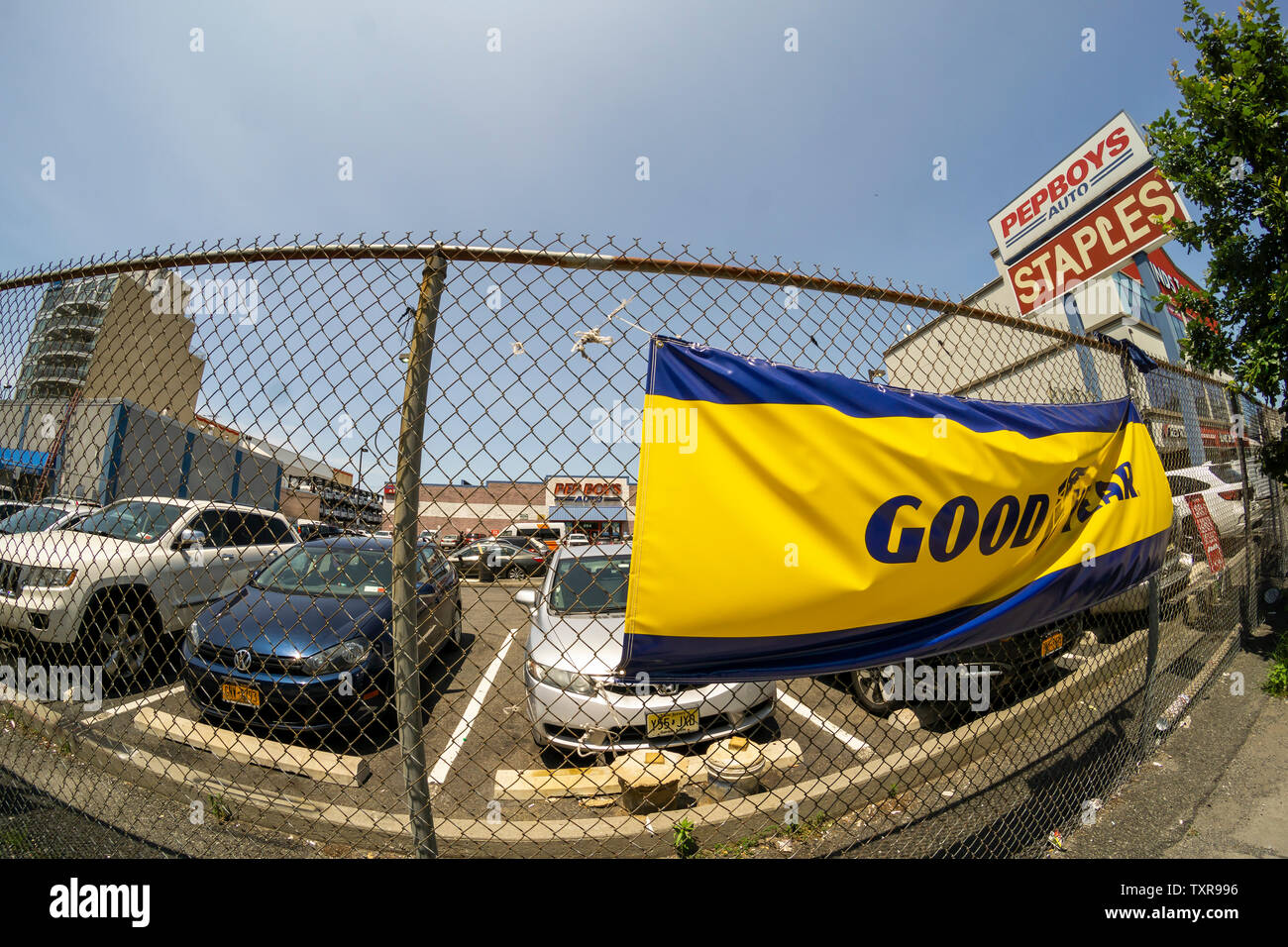 Un signe publicité pneus Goodyear en dehors d'un Pep Boys auto parts store dans le quartier Park Slope de Brooklyn, à New York, le dimanche, Juin 23, 2019. La chaîne de Philadelphie, est connu pour ses mascottes Manny, Moe & Jack et possède plus de 700 magasins. (© Richard B. Levine) Banque D'Images