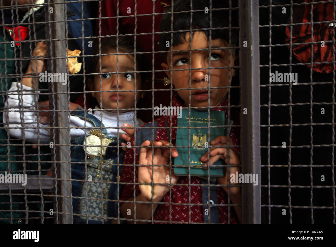 Un enfant palestinien est titulaire d'un passeport car il attend à la frontière de Rafah avec l'Egypte, dans le sud de la bande de Gaza, après qu'il a été ouvert pendant deux jours par les autorités égyptiennes, le 11 mai 2016. L'Égypte a temporairement a ouvert sa frontière avec la bande de Gaza pour la première fois en trois mois. Le point de passage de Rafah, à Gaza, principale porte d'entrée vers le monde extérieur. Les hommes de la sécurité de la traversée a dit. Photo par Ismael Mohamad/UPI Banque D'Images