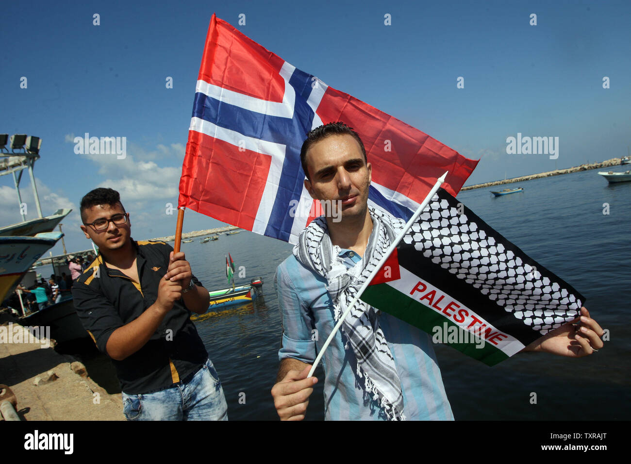 La solidarité avec les Palestiniens de Gaza une flottille à destination de militants internationaux qui tentent de briser le blocus israélien de la bande de Gaza, le 5 octobre 2016, au port de la ville de Gaza. Un groupe de femmes s'efforcera d'atteindre la bande de Gaza à bord d'un bateau (bateau) Zaytouneh dans une tentative de briser un blocus depuis 10 ans par Israël, a déclaré un porte-parole. La flottille appelé 'Women's Boat to Gaza', fait partie de la flottille de la liberté plus large coalition qui se compose de bateaux pro-Palestiniens qui vont régulièrement à Gaza de partout dans le monde pour essayer de briser le blocus. Photo par Ismael Mohamad/UPI. Banque D'Images