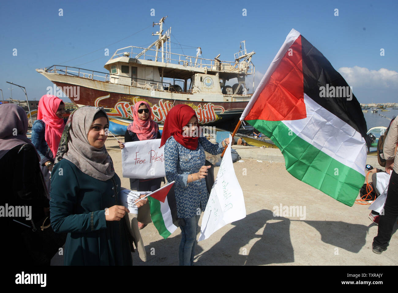 La solidarité avec les Palestiniens de Gaza une flottille à destination de militants internationaux qui tentent de briser le blocus israélien de la bande de Gaza, le 5 octobre 2016, au port de la ville de Gaza. Un groupe de femmes s'efforcera d'atteindre la bande de Gaza à bord d'un bateau (bateau) Zaytouneh dans une tentative de briser un blocus depuis 10 ans par Israël, a déclaré un porte-parole. La flottille appelé 'Women's Boat to Gaza', fait partie de la flottille de la liberté plus large coalition qui se compose de bateaux pro-Palestiniens qui vont régulièrement à Gaza de partout dans le monde pour essayer de briser le blocus. Photo par Ismael Mohamad/UPI. Banque D'Images