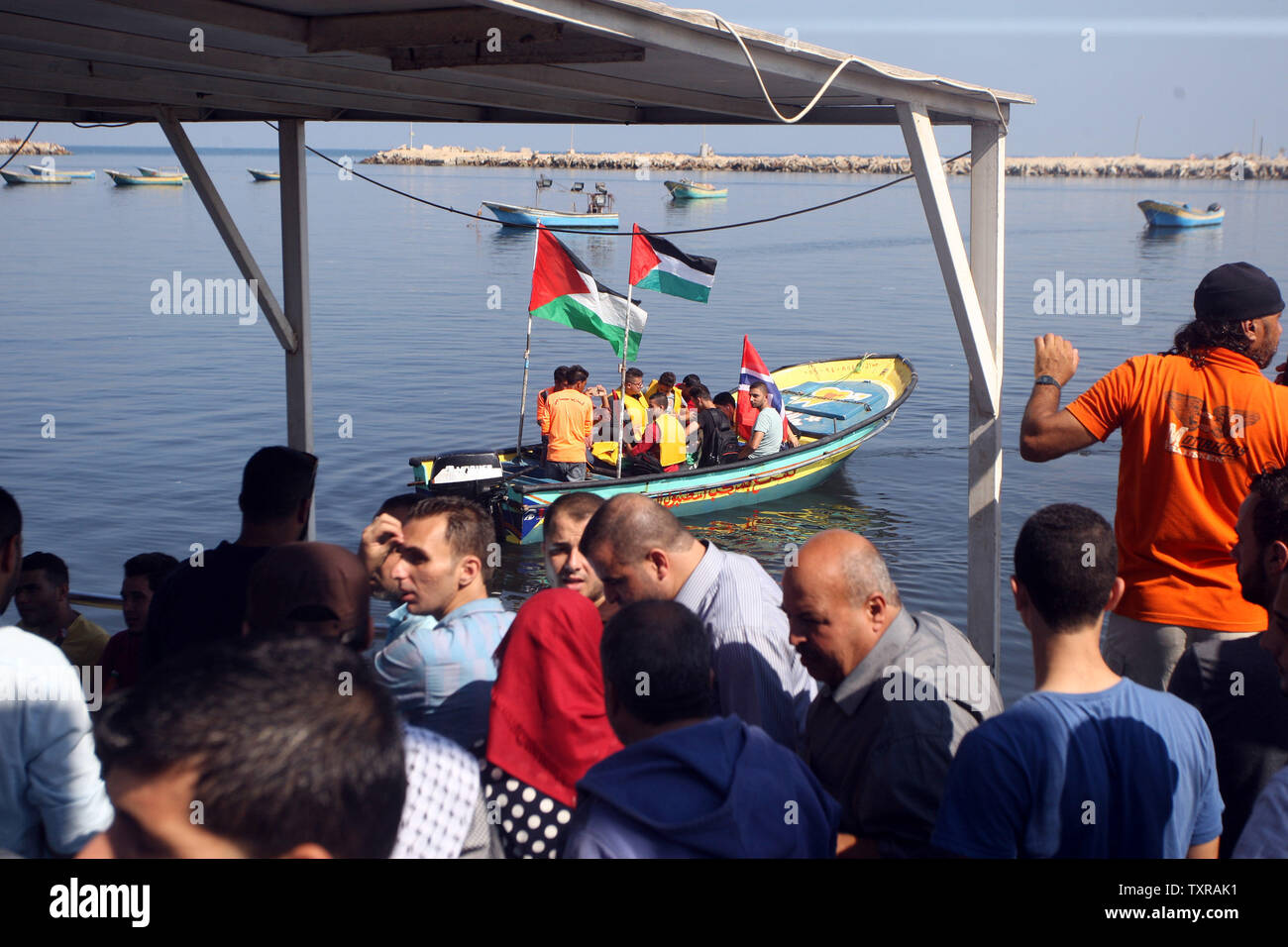 Palestiniens ride un bateau qu'ils prennent part à une manifestation de solidarité avec Gaza une flottille à destination de militants internationaux qui tentent de briser le blocus de Gaza, au port de la ville de Gaza, le 5 octobre 2016. Un groupe de femmes s'efforcera d'atteindre la bande de Gaza à bord d'un bateau (bateau) Zaytouneh dans une tentative de briser un blocus depuis 10 ans par Israël, a déclaré un porte-parole. La flottille appelé 'Women's Boat to Gaza', fait partie de la flottille de la liberté plus large coalition qui se compose de bateaux pro-Palestiniens qui vont régulièrement à Gaza de partout dans le monde pour essayer de briser le blocus. Photo par Ismael Mohama Banque D'Images