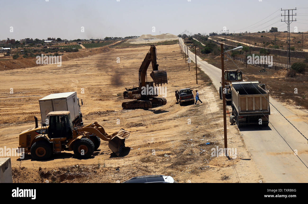 Des bulldozers palestiniens une zone claire que le Hamas commence à créer une grande zone tampon à la frontière avec l'Egypte dans le sud de la bande de Gaza ville de Rafah, le 28 juin 2017. La zone tampon devrait s'étendre sur une longueur de 12 km et une largeur de 100 mètres le long de la frontière, avec une route et des caméras de sécurité parallèles, selon une déclaration faite par le général Tawfiq Abu Naïm, le Sous-ministre de l'intérieur de Gaza. Photo par Ibrehim Khatib/UPI Banque D'Images