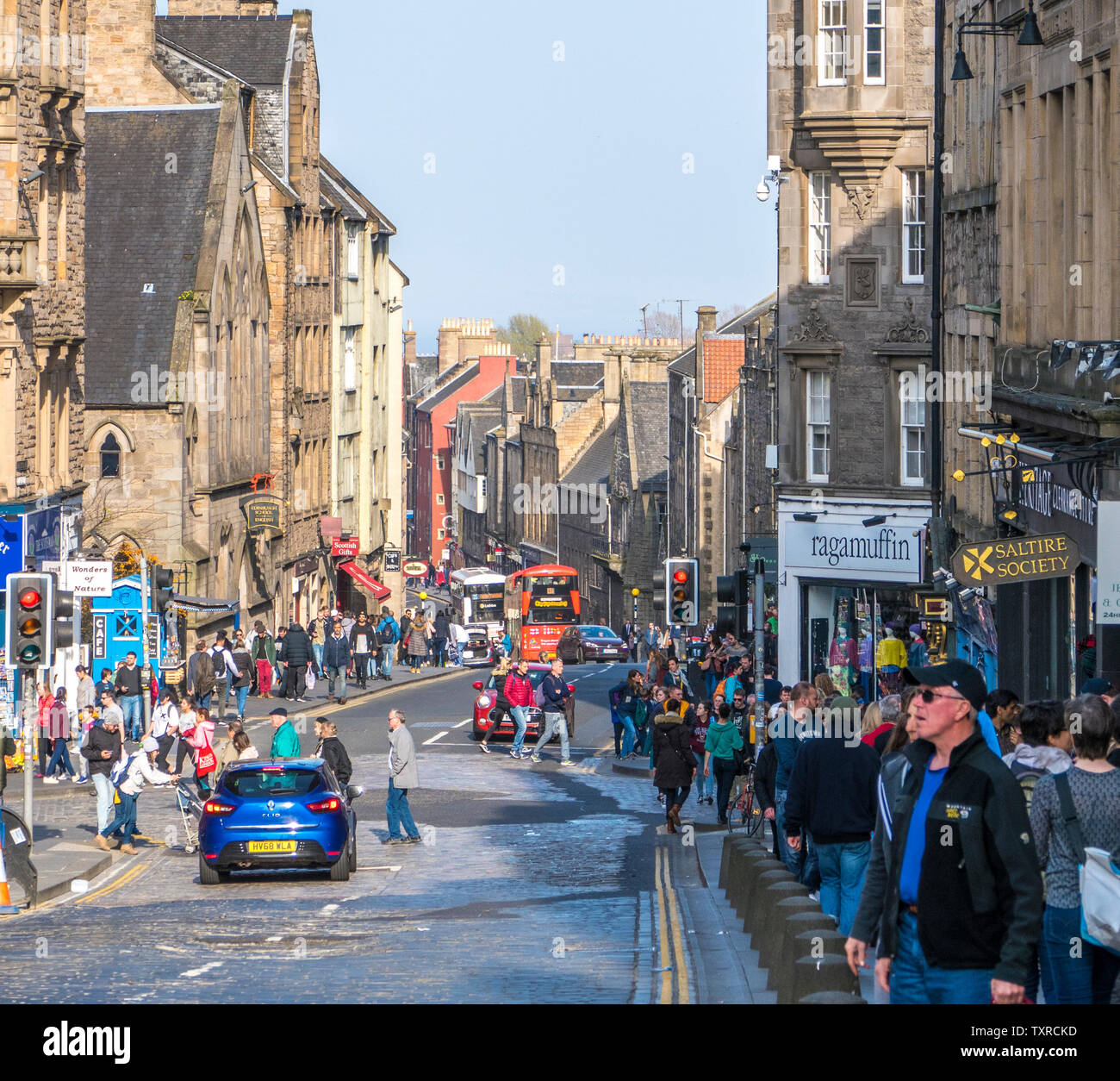 Scène de rue animée sur Canongate, une partie de la Royal Mile, avec belle architecture en avril chaud soleil. Le centre-ville d'Édimbourg, Écosse, Royaume-Uni. Banque D'Images