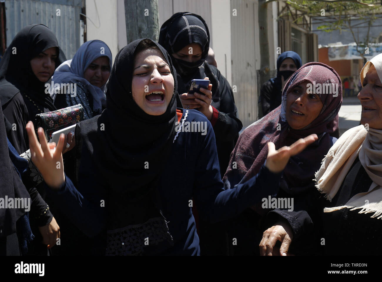 Des proches de Raed Abu Tair, palestinien qui a été tué au cours d'une manifestation à la frontière, Israel-Gaza pleurent lors de ses funérailles à Khan Younis dans le sud de la bande de Gaza le 4 mai 2019. Photo par Abd al-Rahim al-Khatib/UPI Banque D'Images