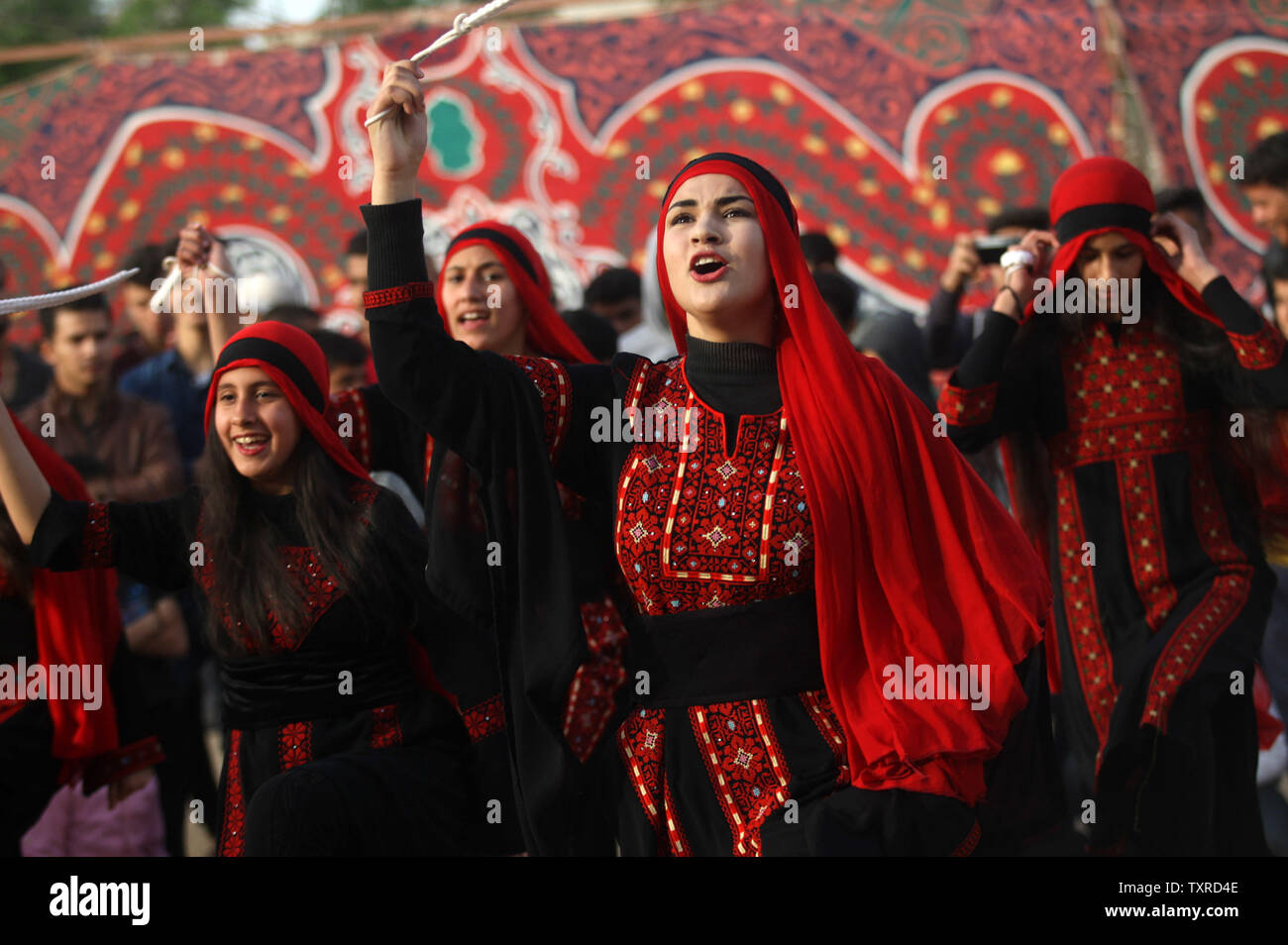 Filles palestiniennes en vêtements traditionnels de danse lors d'un événement célébrant la culture palestinienne à Khan Younis dans le sud de la bande de Gaza le 25 avril 2019. Photo par Ismael Mohamad/UPI Banque D'Images