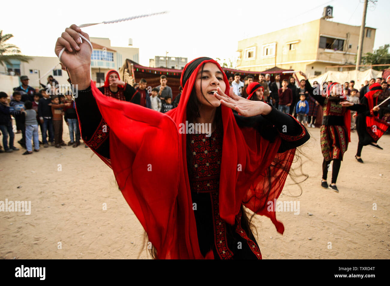 Filles palestiniennes en vêtements traditionnels de danse lors d'un événement célébrant la culture palestinienne à Khan Younis dans le sud de la bande de Gaza le 25 avril 2019. Photo par Ismael Mohamad/UPI Banque D'Images