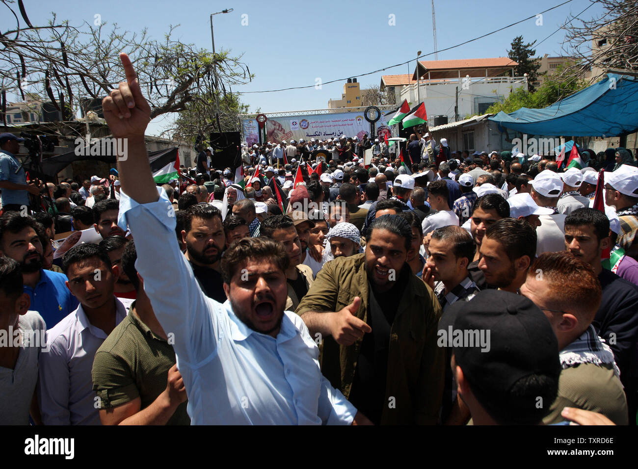 Les hommes palestiniens crier des slogans de protestation, lors d'une manifestation commémorant le 71e anniversaire de la "Nakba" dans la ville de Gaza le 14 mai 2019. "Nakba" signifie "catastrophe" en arabe, en référence à la naissance de l'état d'Israël il y a 71 ans de la Palestine-, qui a entraîné le déplacement de centaines de milliers de Palestiniens qui ont fui ou ont été chassés de leurs foyers lors de la guerre de 1948 sur la création d'Israël. La clé symbolise les maisons laissées par les Palestiniens en 1948, plus de 760 000 Palestiniens, estimés aujourd'hui à 5 millions le nombre de leurs descendants, ont été poussées Banque D'Images