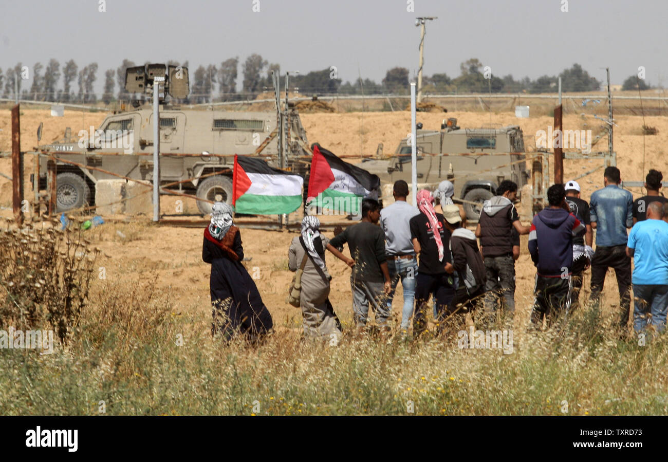 Des manifestants palestiniens lancent des pierres en direction des soldats israéliens à l'est de Khan Younis dans le sud de la bande de Gaza le 15 mai 2019, au cours d'une manifestation marquant 71th anniversaire de Nakba - également connu comme le jour de la catastrophe en 1948. Palestiniens mark Jour de la Nakba commémorant le déplacement massif des Palestiniens durant la guerre d'Israël autour de création en 1948. Photo par Ismael Mohamad/UPI Banque D'Images