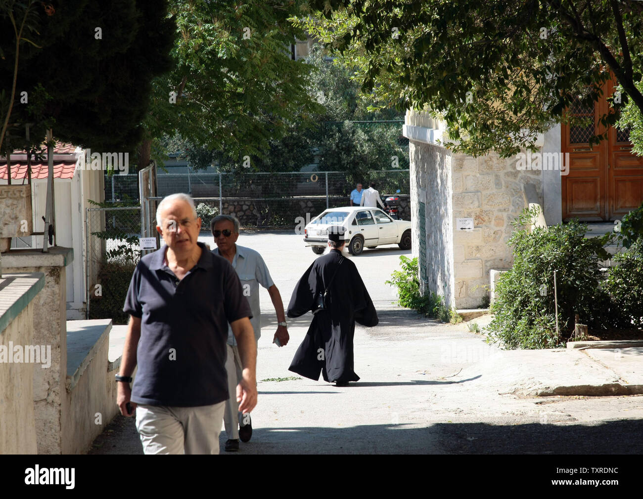 Les citoyens grecs arrivent à voter le jour du scrutin à Athènes Grèce,juin 17,2012 le dimanche.L'ensemble de la Grèce vont aux urnes aujourd'hui pour décider de l'avenir de leur pays et peut-être le sort de l'Euro. UPI/Hugo Philpott Banque D'Images