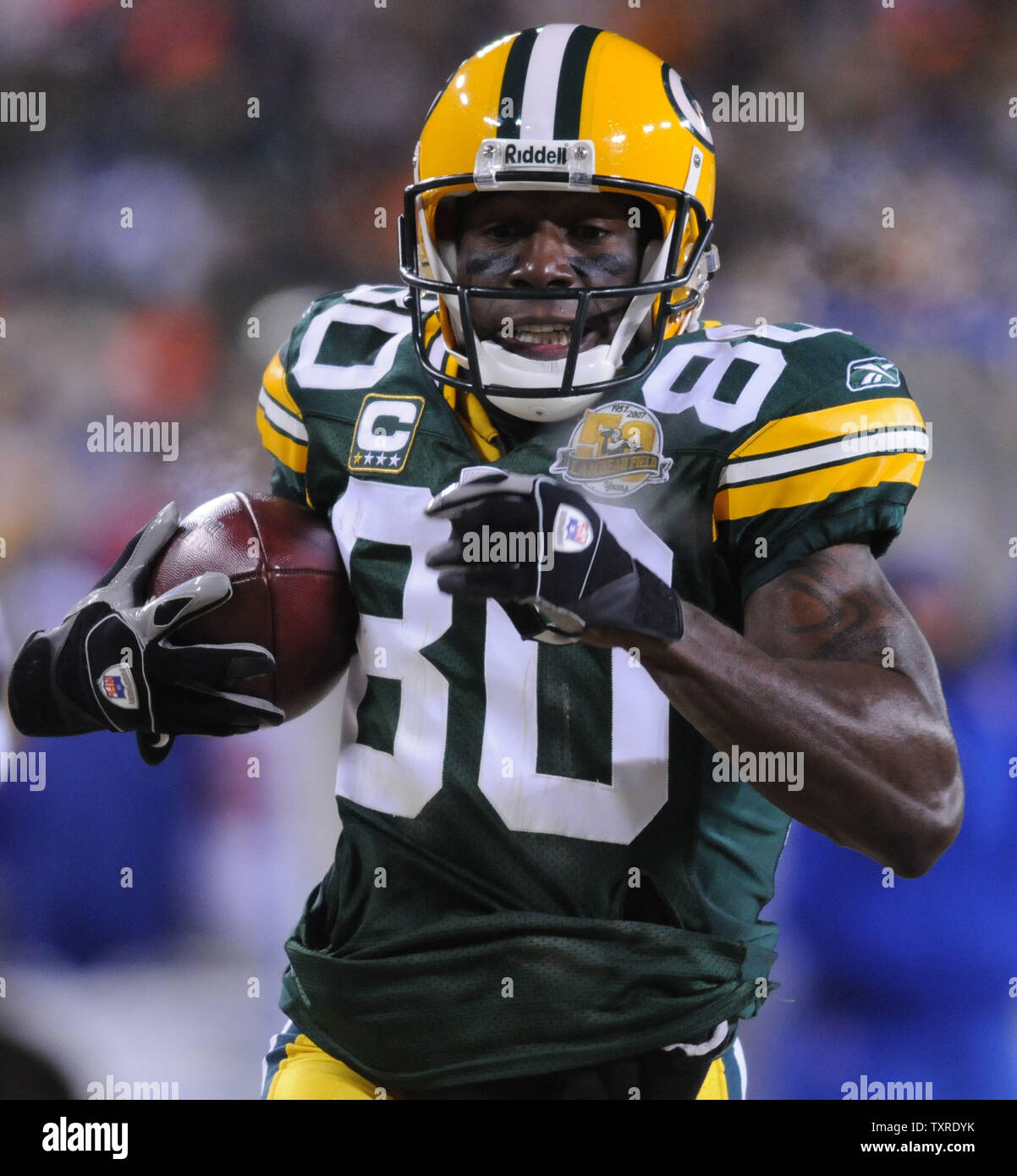 Green Bay Packers wide receiver Donald Driver est entraînée vers le bas la ligne de côté avec une passe de touché de 90 verges de Brett Favre din le deuxième trimestre de la NFC Championship match au lambeau Field de Green Bay, Wisconsin sur janvier 20,2008. (Photo d'UPI/David banques) Banque D'Images