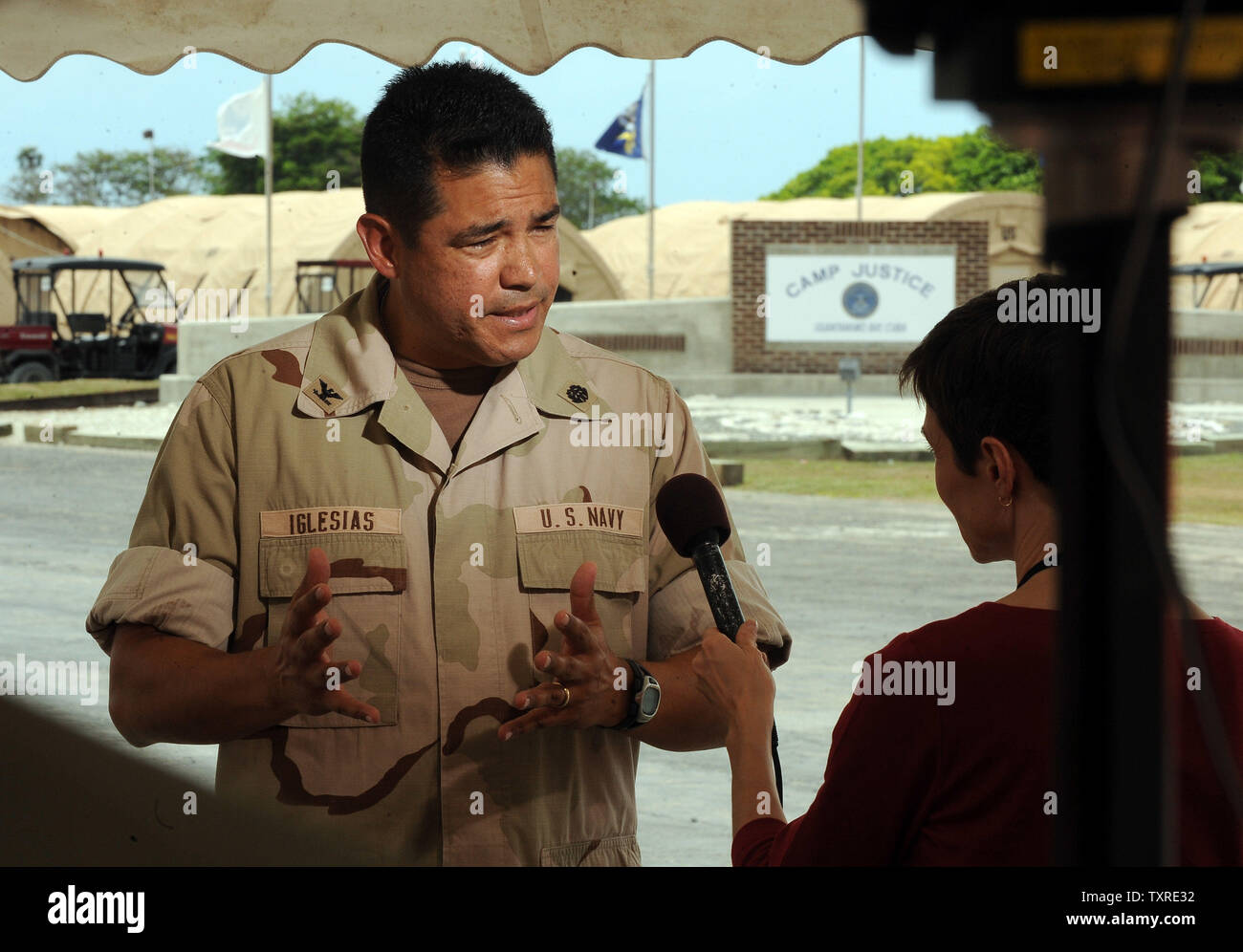 Le Capitaine David Iglesias, l'un des procureurs pour terror suspects, parle à un journaliste près du Camp La Justice à la base navale de Guantanamo Bay à Cuba le 7 juillet 2010. UPI/Roger L. Wollenberg Banque D'Images