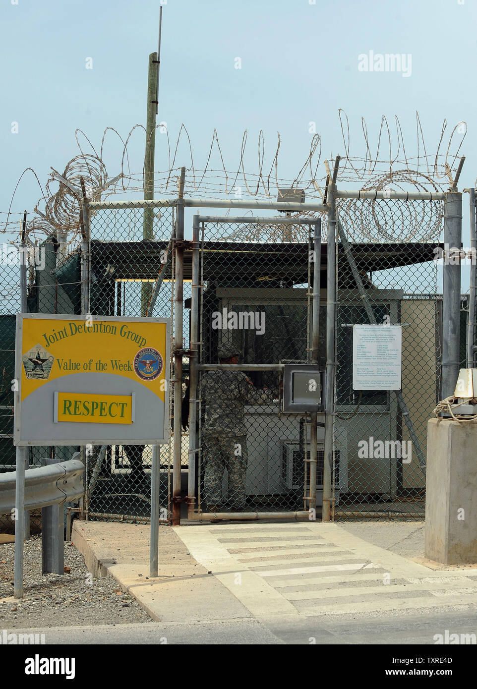 Une porte pour la détention conjointe du Groupe Camp Delta où les détenus sont logés est vu la base navale de la Baie de Guantanamo à Cuba le 8 juillet 2010. UPI/Roger L. Wollenberg Banque D'Images