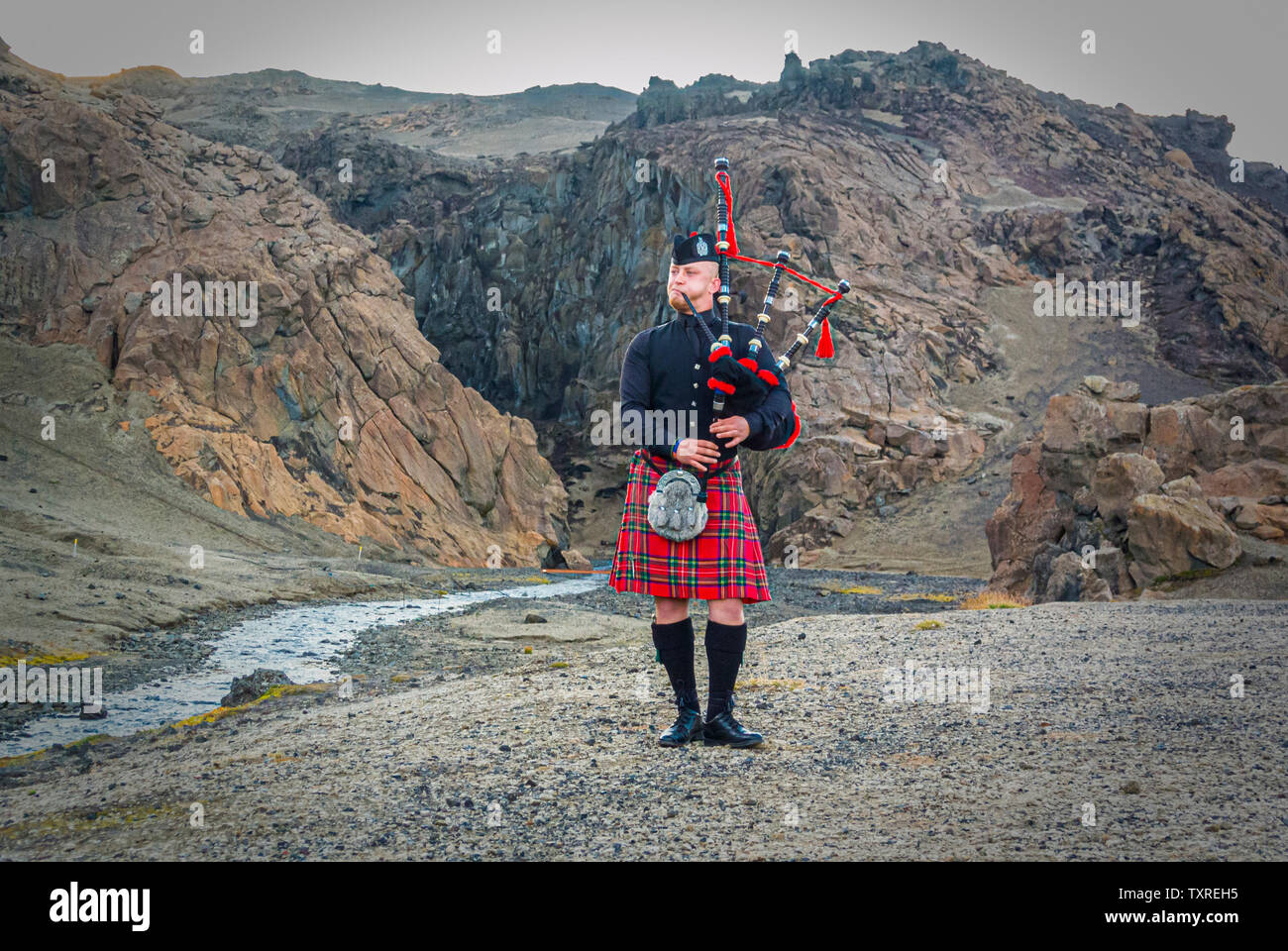 Scottish piper en islandais désert. Banque D'Images