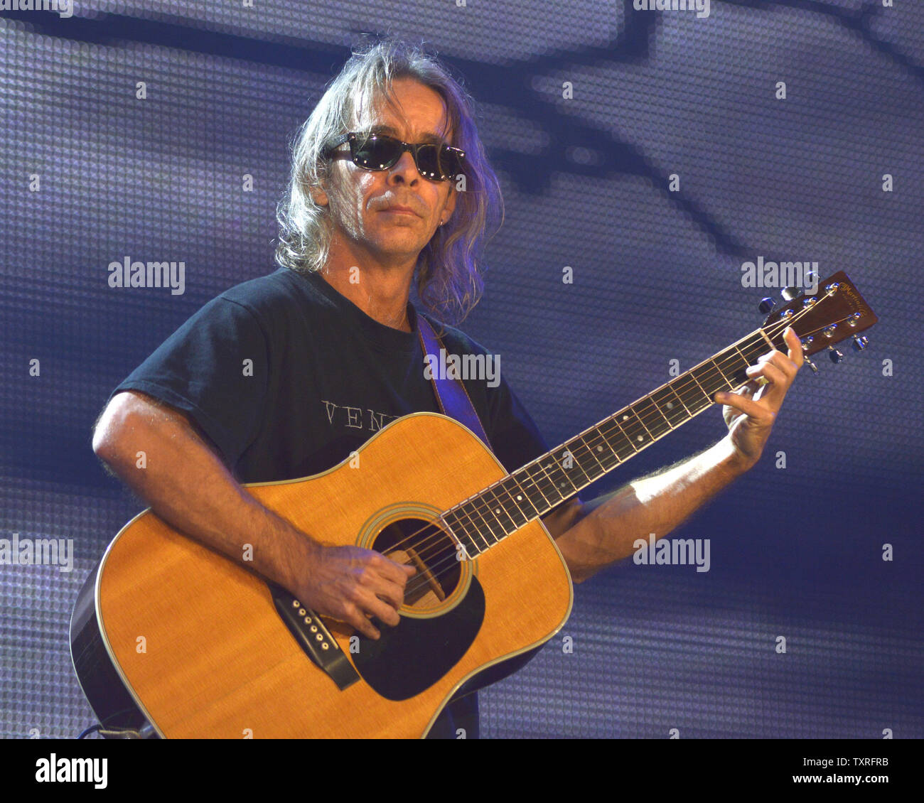 Tim Reynolds rejoint Dave Matthews sur scène à l'aide de ferme 2012 concert au Hersheypark Stadium à Hershey, Pennsylvanie le 22 septembre 2012. UPI/Archie Carpenter.. Banque D'Images