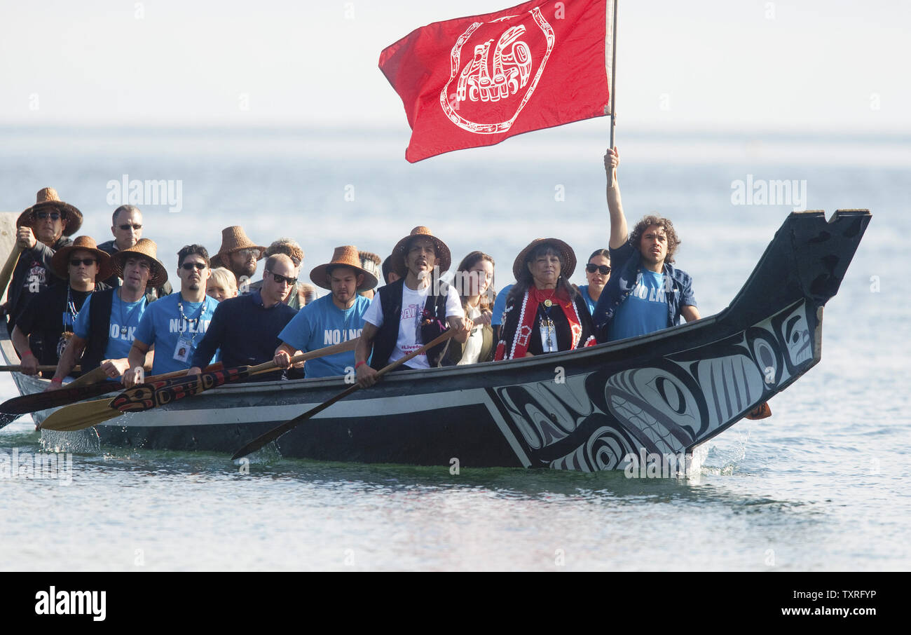 Le prince William et son épouse Kate, le duc et la duchesse de Cambridge à pagayer une pirogue traditionnelle de Skidegate Landing pour le Haida Heritage Centre and Museum à Kaay Llnagaayin, Haida Gwaii, en C.-B. au cours de la tournée royale 2016 de la Colombie-Britannique (C.-B.) et au Yukon, le 30 septembre 2016. UPI/Heinz Ruckemann Banque D'Images