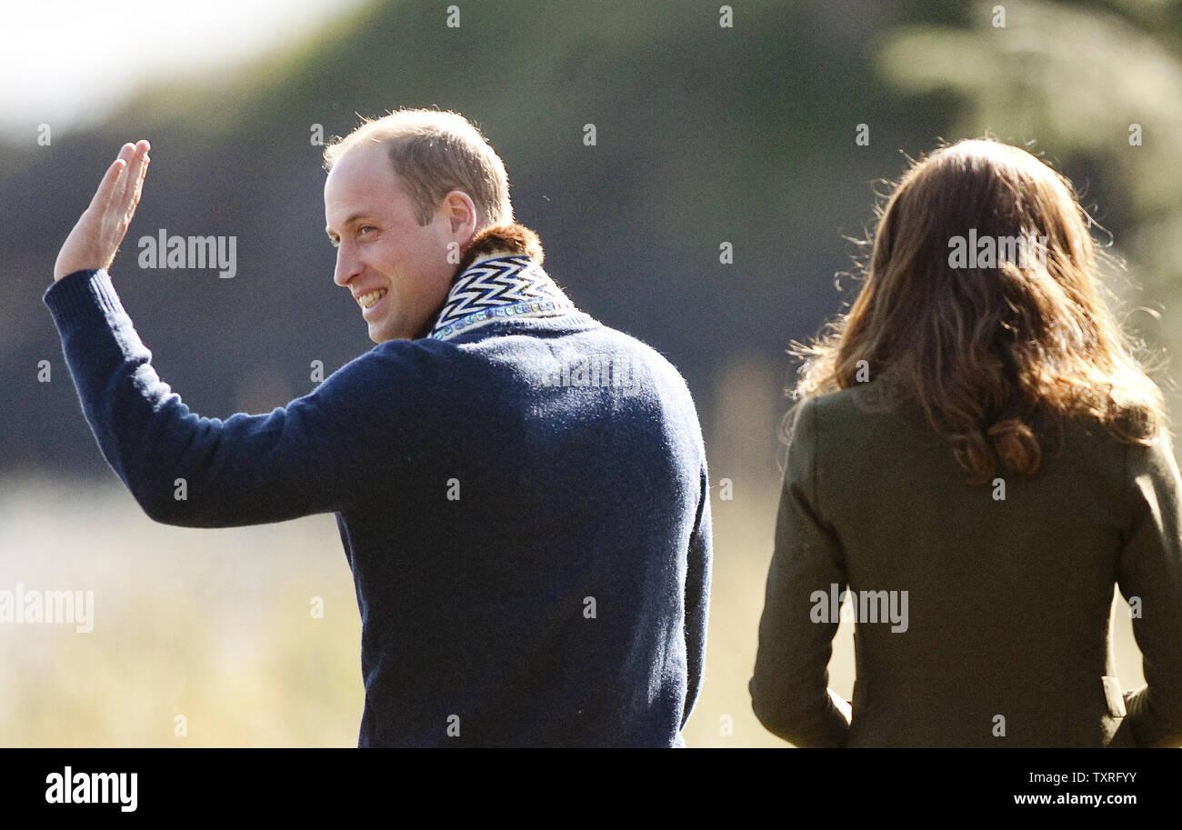 Le prince William vagues comme lui et sa femme Kate, le duc et la duchesse de Cambridge, quitter la maison à sculpter le Haida Heritage Centre and Museum à Kaay Llnagaayin, Haida Gwaii, en C.-B. au cours de la tournée royale 2016 de la Colombie-Britannique (C.-B.) et au Yukon, le 30 septembre 2016. UPI/Heinz Ruckemann Banque D'Images