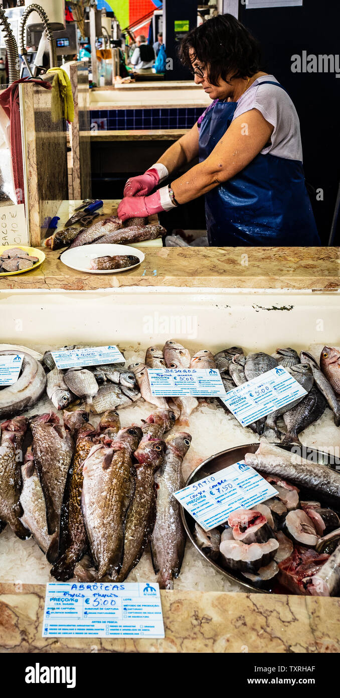 L'éviscération du poisson, marché aux poissons de Lagos, Algarve, Portugal Banque D'Images