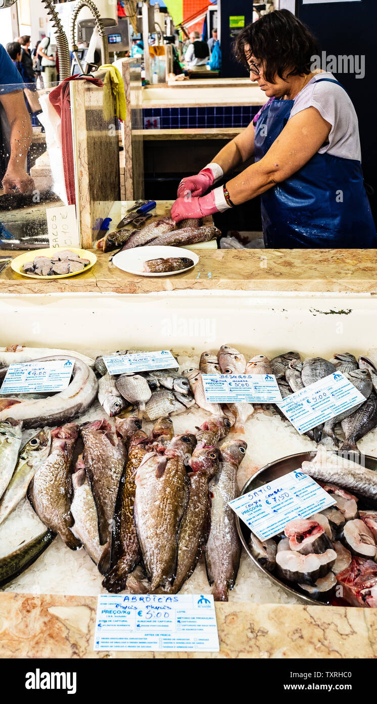 Poissonnier, marché aux poissons de Lagos, Algarve, Portugal Banque D'Images