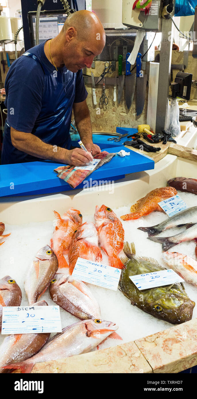 Préparer un poisson, marché aux poissons de Lagos, Algarve, Portugal Banque D'Images
