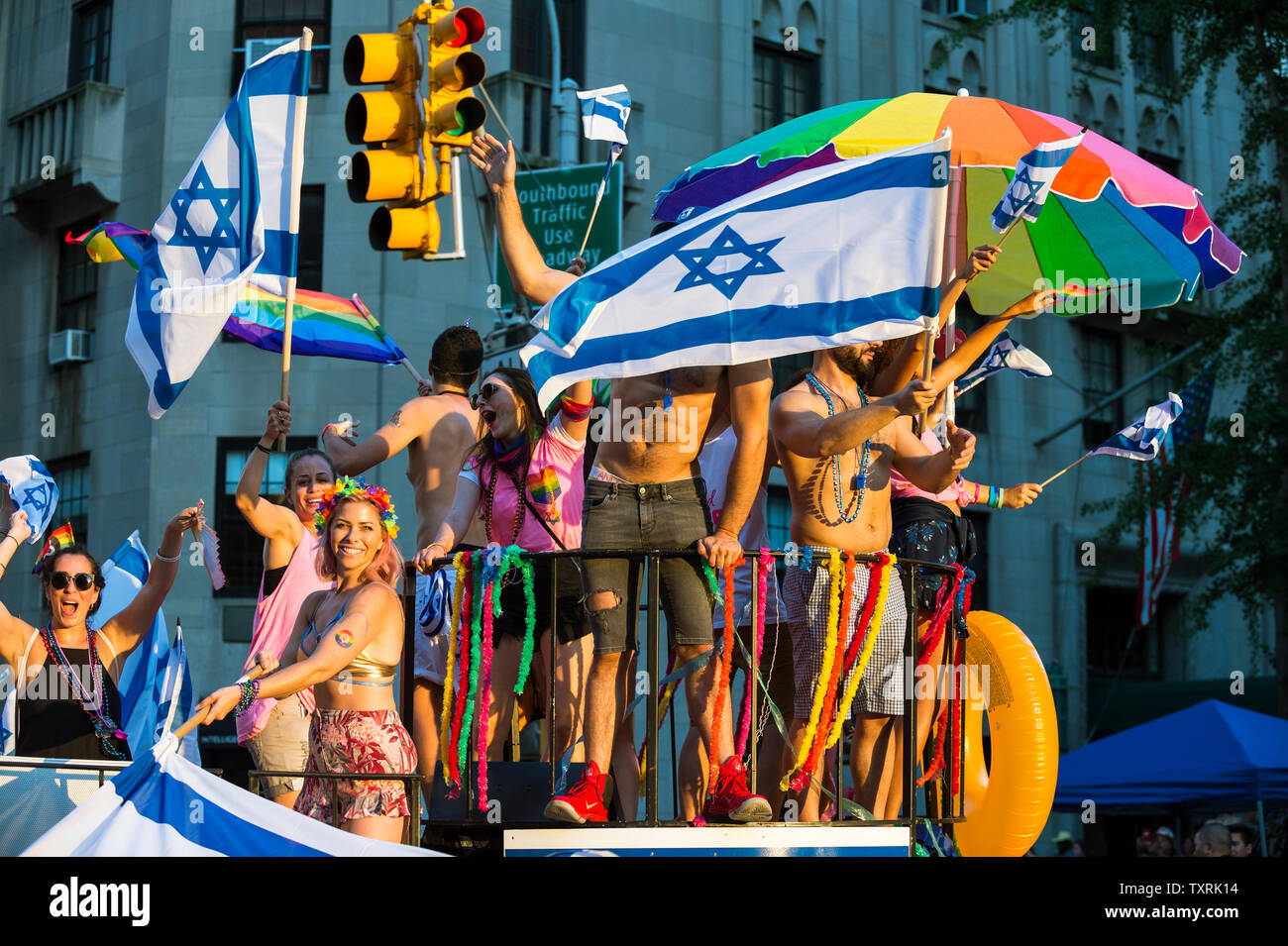 NEW YORK - 25 juin 2017 : Les participants vague des drapeaux israéliens sur un flotteur dans la Gay Pride Parade annuelle qui passe par Greenwich Village. Banque D'Images
