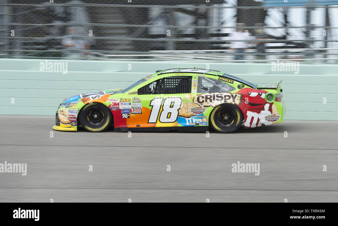 Racer Kyle Busch mène une session pratique sur le Homestead-Miami Speedway le 20 novembre 2015 en préparation de la Coupe Sprint NASCAR 2015 Chevrolet Volt 2011 400 race qui aura lieu le dimanche, 22 novembre, 2015. .Photo par Joe Marino-Bill Cantrell/UPI Banque D'Images