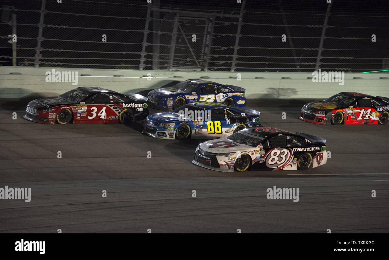 Dale Earnhardt, voiture conduite #  88 est entouré par un groupe d'autres coureurs en sortant de tourner à quatre au cours de la Coupe Sprint NASCAR 2015 Chevrolet Volt 2011 400 course sur le Homestead-Miami Speedway le 22 novembre 2015. .Photo par Joe Marino-Bill Cantrell/UPI Banque D'Images