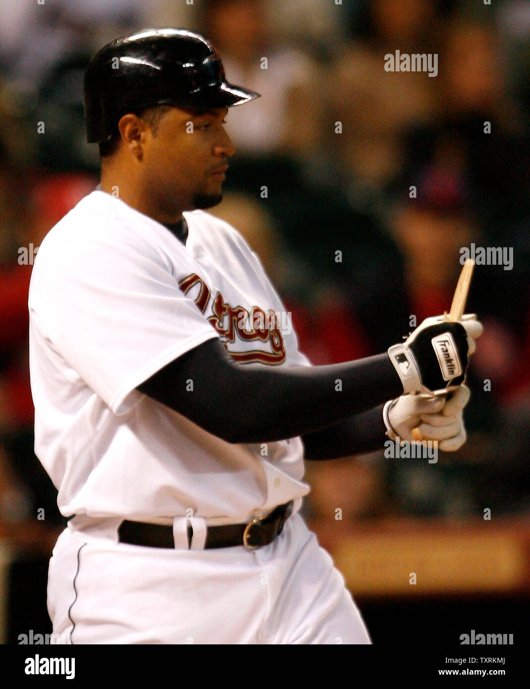 Astros de Houston Carlos Lee regarde ses broken bat dans la troisième manche contre les Cardinals de Saint-Louis au Minute Maid Park de Houston le 7 avril 2007. (Photo d'UPI/Aaron M. Sprecher) Banque D'Images