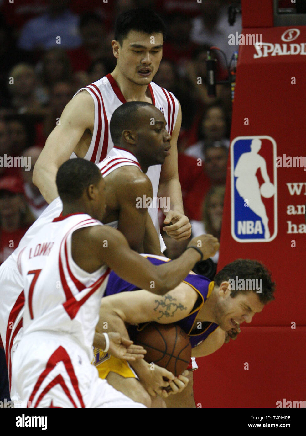 Los Angeles Lakers l'avant Luke Walton (R) assure un rebond sur Houston Rockets Yao Ming, centre de la Chine, de l'avant garde Carl Landry et Kyle Lowry dans la seconde moitié du match 3 de la demi-finale de conférence de l'Ouest au Toyota Center de Houston, Texas, le 8 mai 2009. Les Lakers battu les Rockets 108-94 de prendre un 2-1 plomb dans leur meilleur-de-sept séries. (Photo d'UPI/Aaron M. Sprecher) Banque D'Images