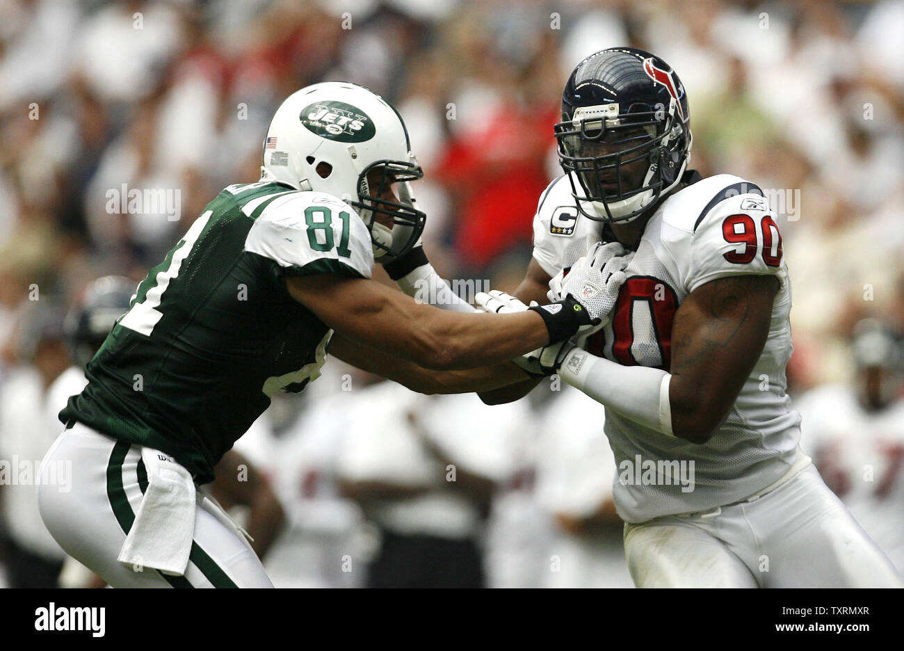 Houston Texans défensive fin Mario Williams (90) essaie de se déplacer dans New York Jets tight end Dustin Keller (81) dans la première moitié au Reliant Stadium de Houston, Texas, le 13 septembre 2009. Les Jets défait les Texans 24-7. UPI/Aaron M. Sprecher Banque D'Images