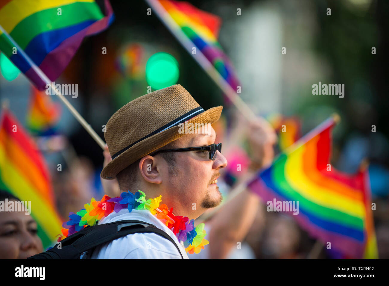 NEW YORK - 25 juin 2017 : un homme portant un arc-en-ciel de couleurs lei collier promenades dans la Gay Pride Parade annuelle qui passe par Greenwich Village. Banque D'Images