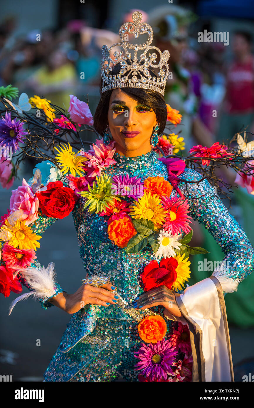 NEW YORK - 25 juin 2017 : un artiste transgenre faites glisser portant des fleurs avec sa beauté reine tiara passe sur un flotteur dans la parade de la gay Pride. Banque D'Images