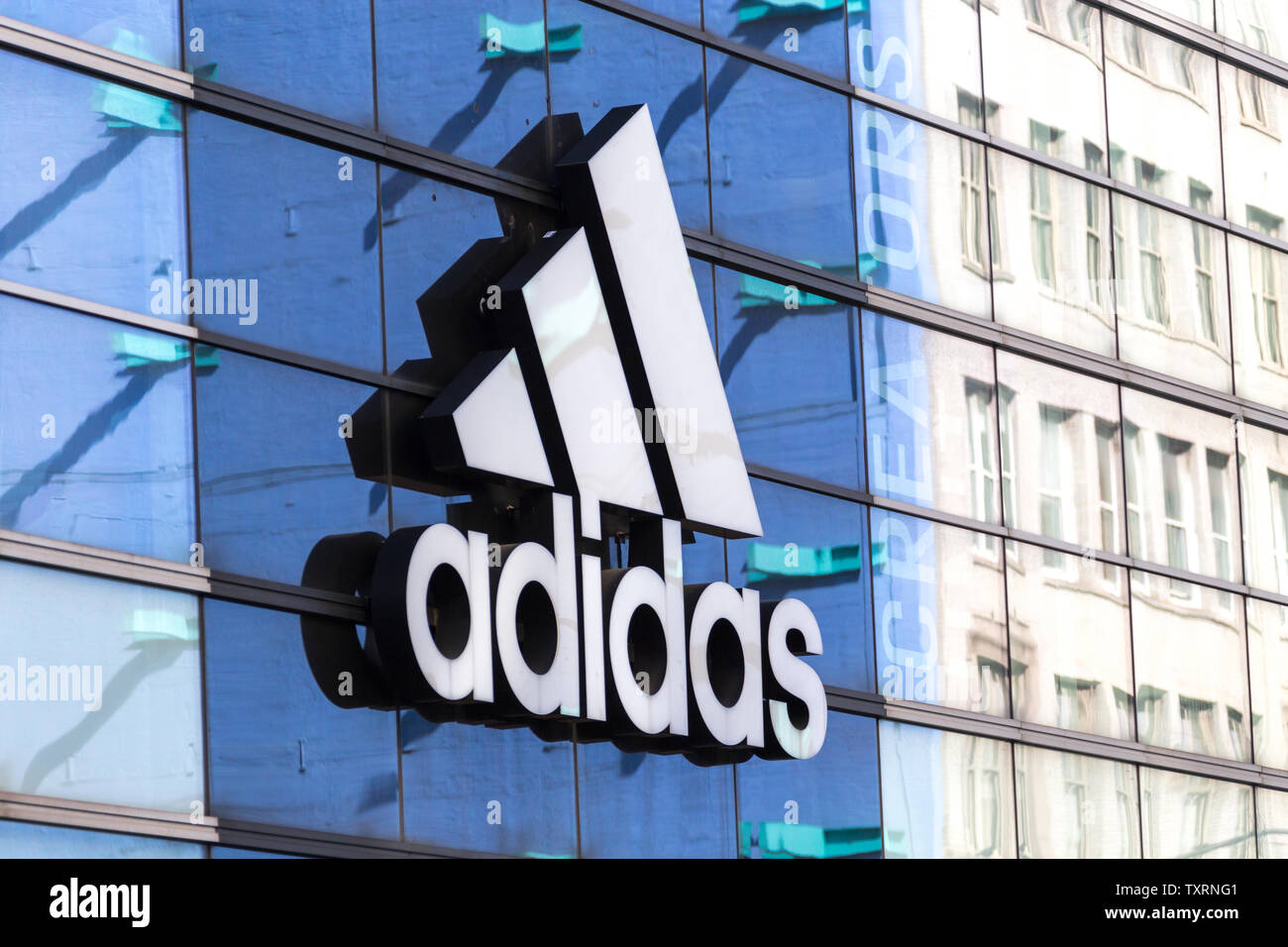 NEW YORK, USA - 16 MAI 2019 : logo Adidas sur l'avant d'un magasin à Manhattan, New York Banque D'Images