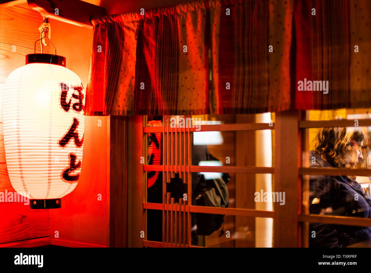 Kyoto, Japon - 16 Avril 2019 : Pontocho alley signe sur lanterne rouge en  hiragarna dans le district rue la nuit avec la lampe allumée et izakaya  restauran Photo Stock - Alamy