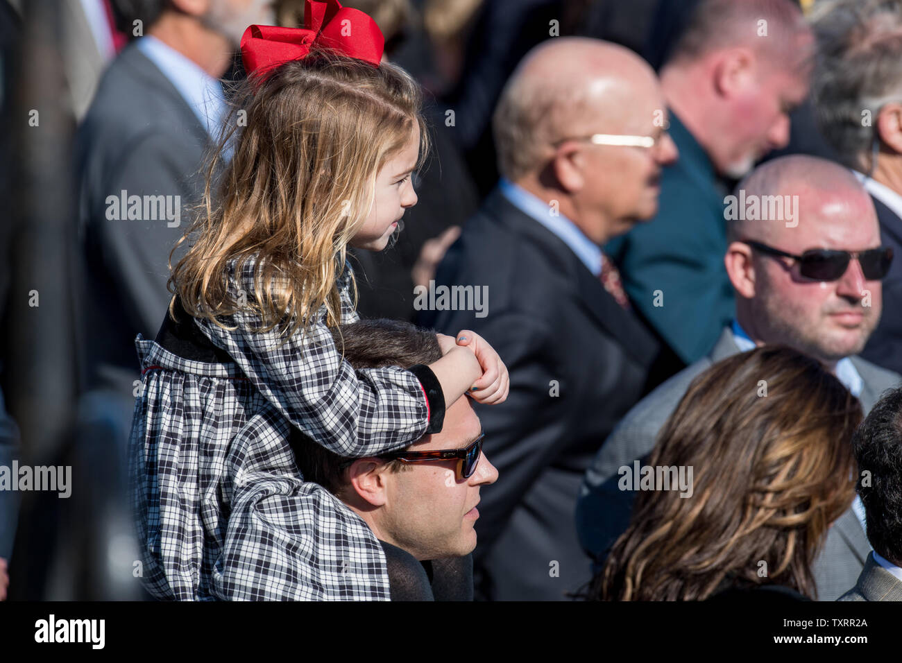 Un jeune guest obtient une meilleure vue de l'avion qui serait désignée Mission Air spécial 41 avant l'arrivée de la demeure de l'ancien président George H. W. Le reste de la présidente a quitté Ellington Field à Houston pour une série de services commémoratifs à Washington, D.C., le 3 décembre 2018. Le feu Président résidera dans la région à la capitale américaine suivie d'un service funèbre à la Cathédrale Nationale. Photo par Trask Smith/UPI Banque D'Images