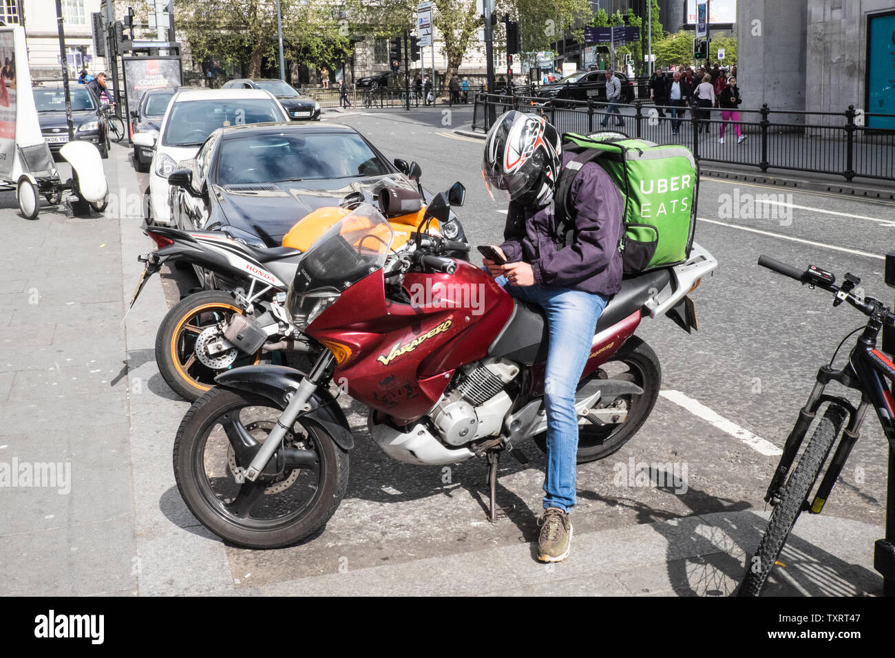 Uber mange la moto Banque de photographies et d'images à haute résolution -  Alamy