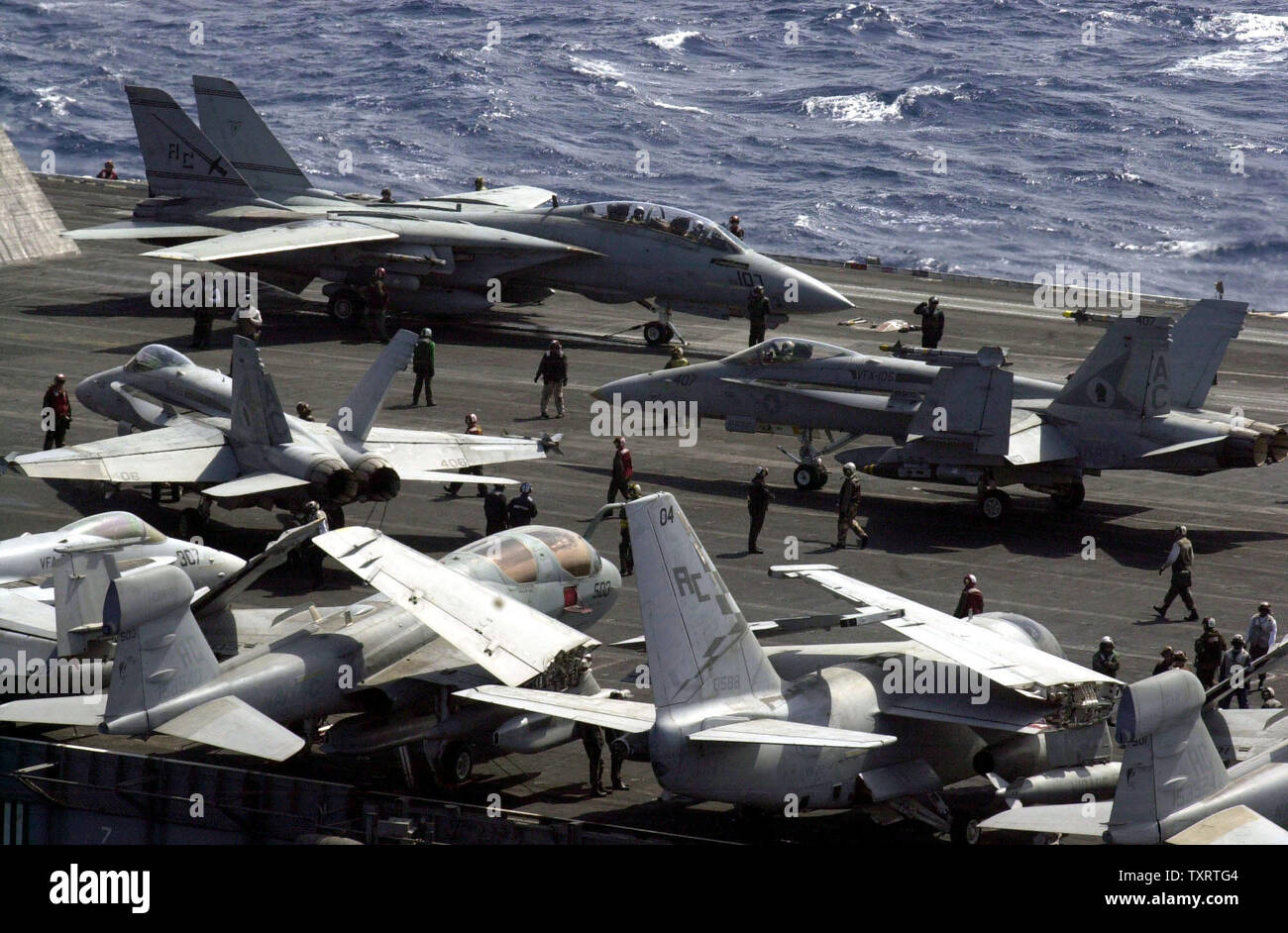 Tvh2003031903-À BORD DU USS HARRY S. TRUMAN, l'Est de la Méditerranée, le 19 mars (UPI)--un F-14 Tomcat, en haut à gauche, se prépare à lancer comme d'autres avions s'en position sur le pont de l'USS Harry S. Truman en Méditerranée orientale le mercredi 19 mars 2003. jg/John Gillis UPI Banque D'Images