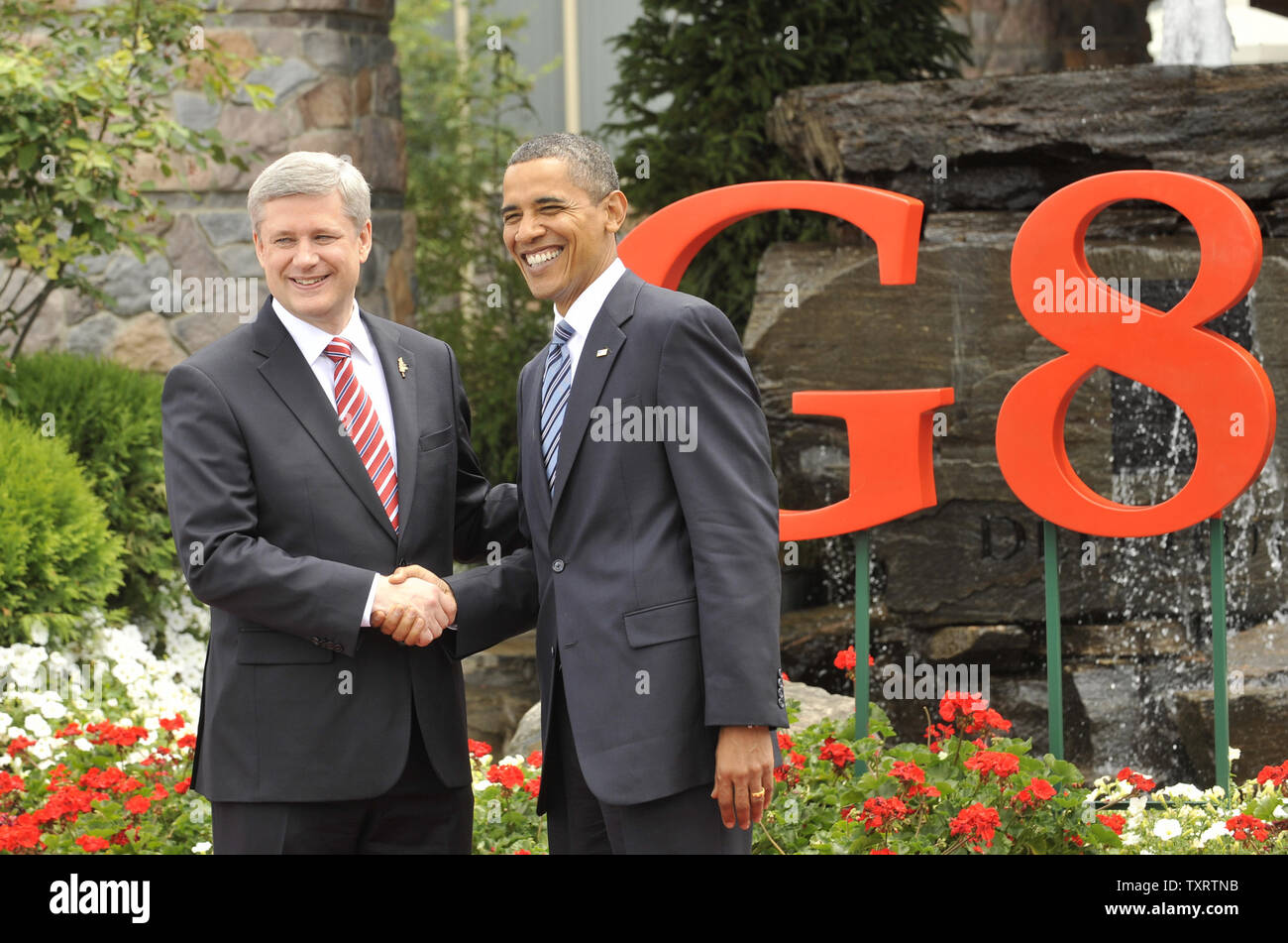 Le premier ministre canadien Stephen Harper (L) se félicite le président américain Barack Obama au Sommet du G8 à Deerhurst Resort, à Huntsville, en Ontario le 25 juin 2010. Photo UPI/Alex Volgin Banque D'Images