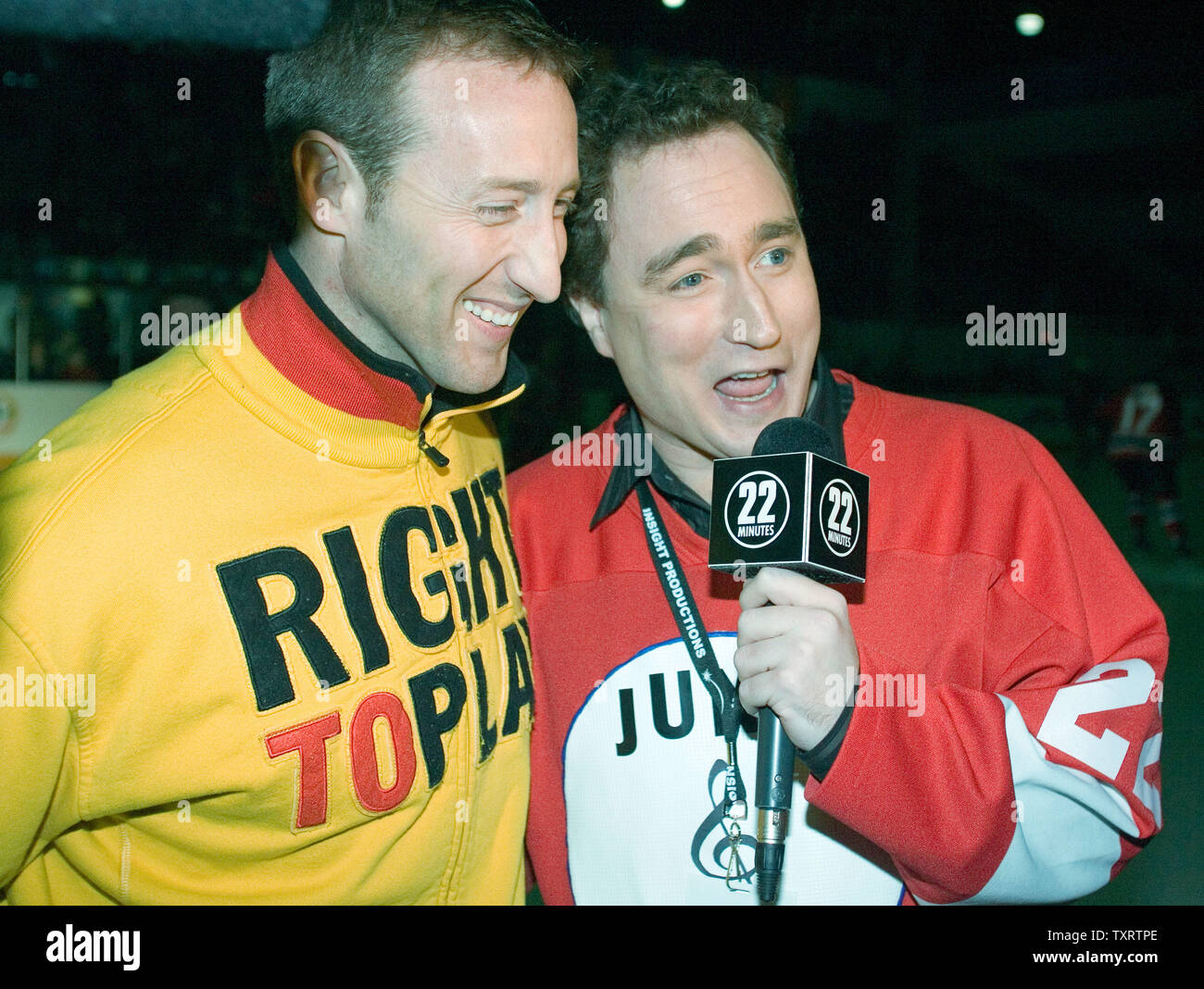 Leader adjoint du parti conservateur fédéral Peter Mackay (L) est interviewé par Mark Critch, star de la télévision de Radio-Canada comédie 'This Hour has 22 Minutes au match de hockey de la Coupe Juno durant le premier jour de la fin de semaine des prix Juno 2006 Music Awards à Halifax, Nouvelle-Écosse, le 31 mars 2006. (Photo d'UPI/Heinz Ruckemann) Banque D'Images