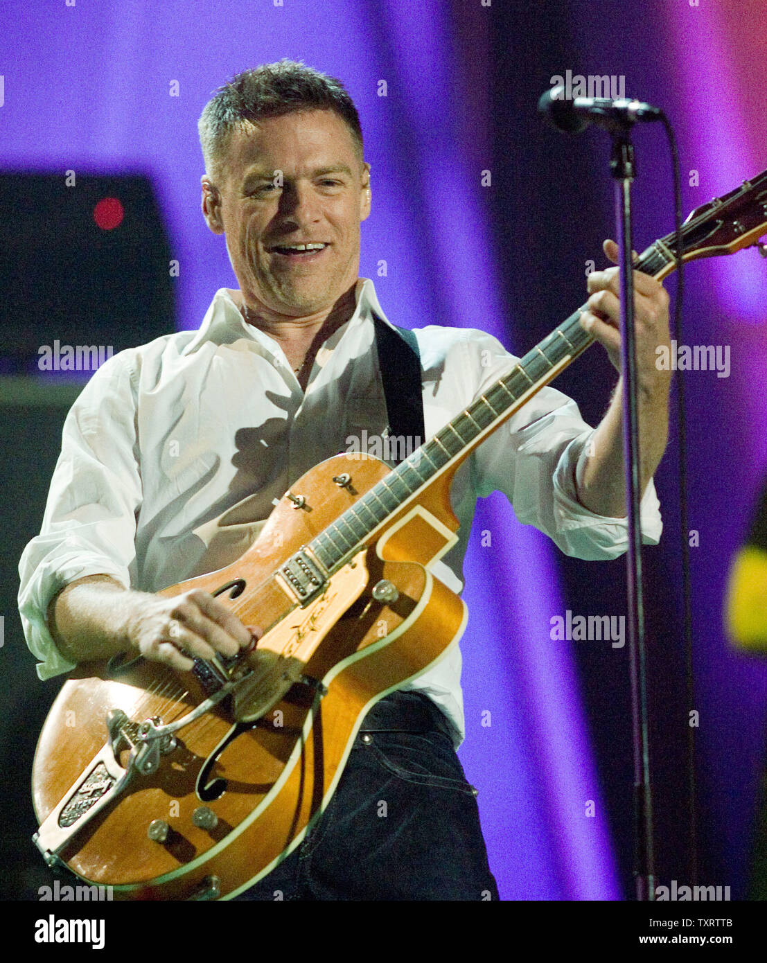 Bryan Adams, a été intronisé au Temple de la renommée de la musique, en prestation au Prix Juno 2006 Music Awards à Halifax (Nouvelle-Écosse), le 2 avril 2006. (Photo d'UPI/Heinz Ruckemann) Banque D'Images