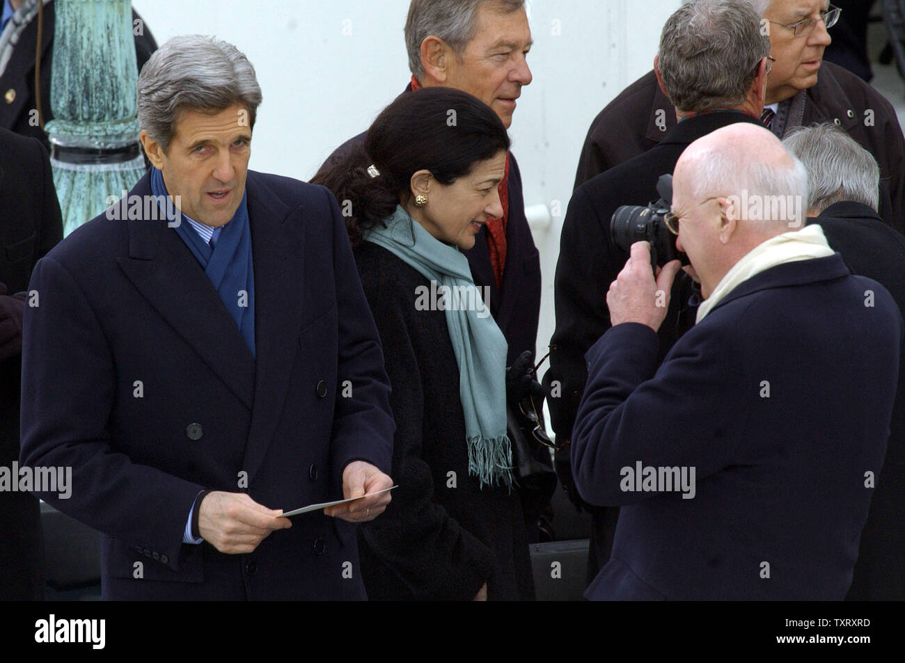Le sénateur Patrick Leahy, D-V.T., prend une photo du sénateur John Kerry, D-Mass., le runner-up dans l'élection présidentielle de l'an dernier, à mesure qu'ils arrivent pour le président George W. Bush's deuxième cérémonie sur la colline du Capitole à Washington le 20 janvier 2005. (Photo d'UPI/Roger L. Wollenberg) Banque D'Images