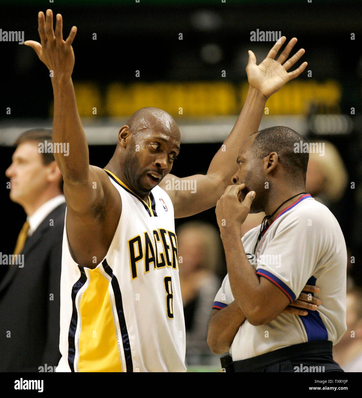 Indianapolis Pacers guard Anthony Johnson (8) affirme avec arbitre Derek Richardson au cours de la seconde moitié contre les Dallas Mavericks. Les Dallas Mavericks a défait l'Indianapolis Pacers 84-75 au Conseco Fieldhouse d'Indianapolis, dans le 6 décembre 2005. (UPI Photo/Mark Cowan) Banque D'Images