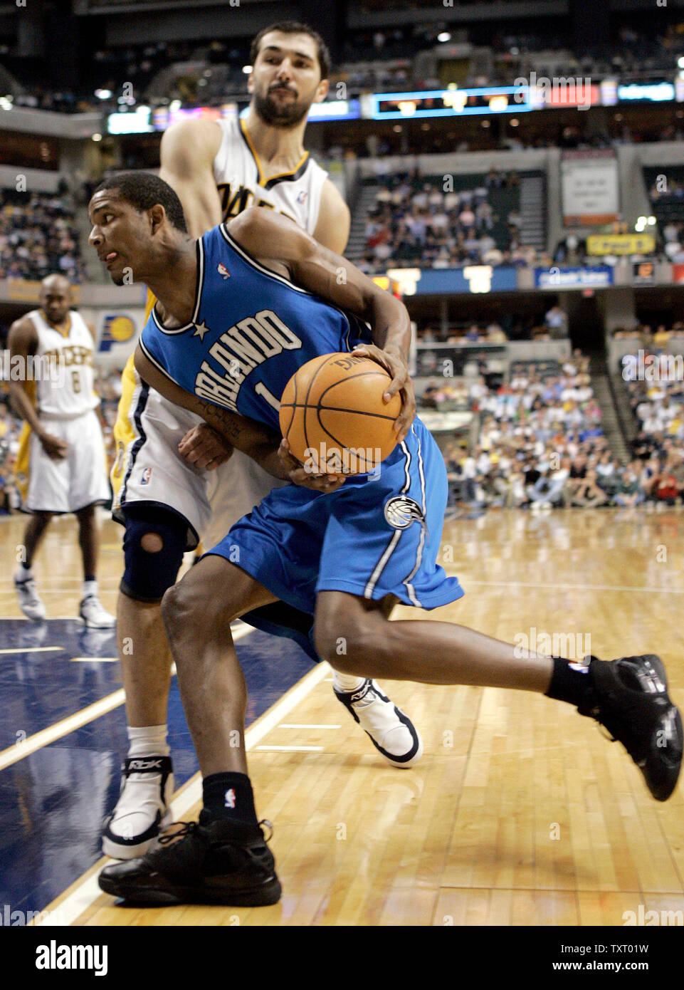 L'avant des Orlando Magic Trevor Ariza (1) entraîne les Indiana Pacers defender Stojakovic Peja (16) pendant les Pacers 89-83 gagner au Conseco Fieldhouse d'Indianapolis, en avril 19, 2006. (UPI Photo/Mark Cowan) Banque D'Images